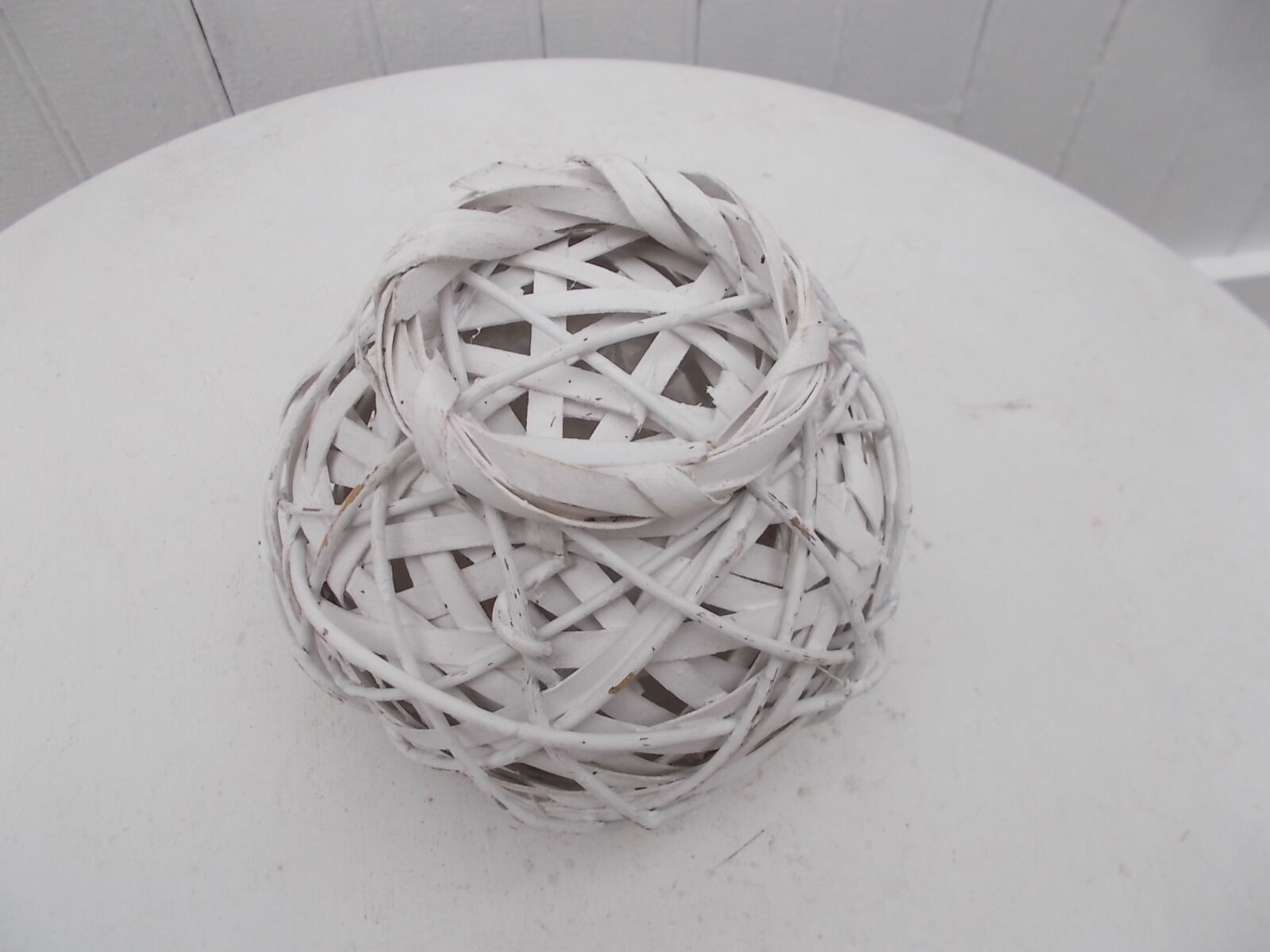 Round wicker cache pot