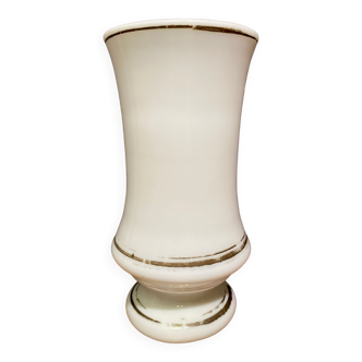 Vase on pedestal in white opaline nineteenth