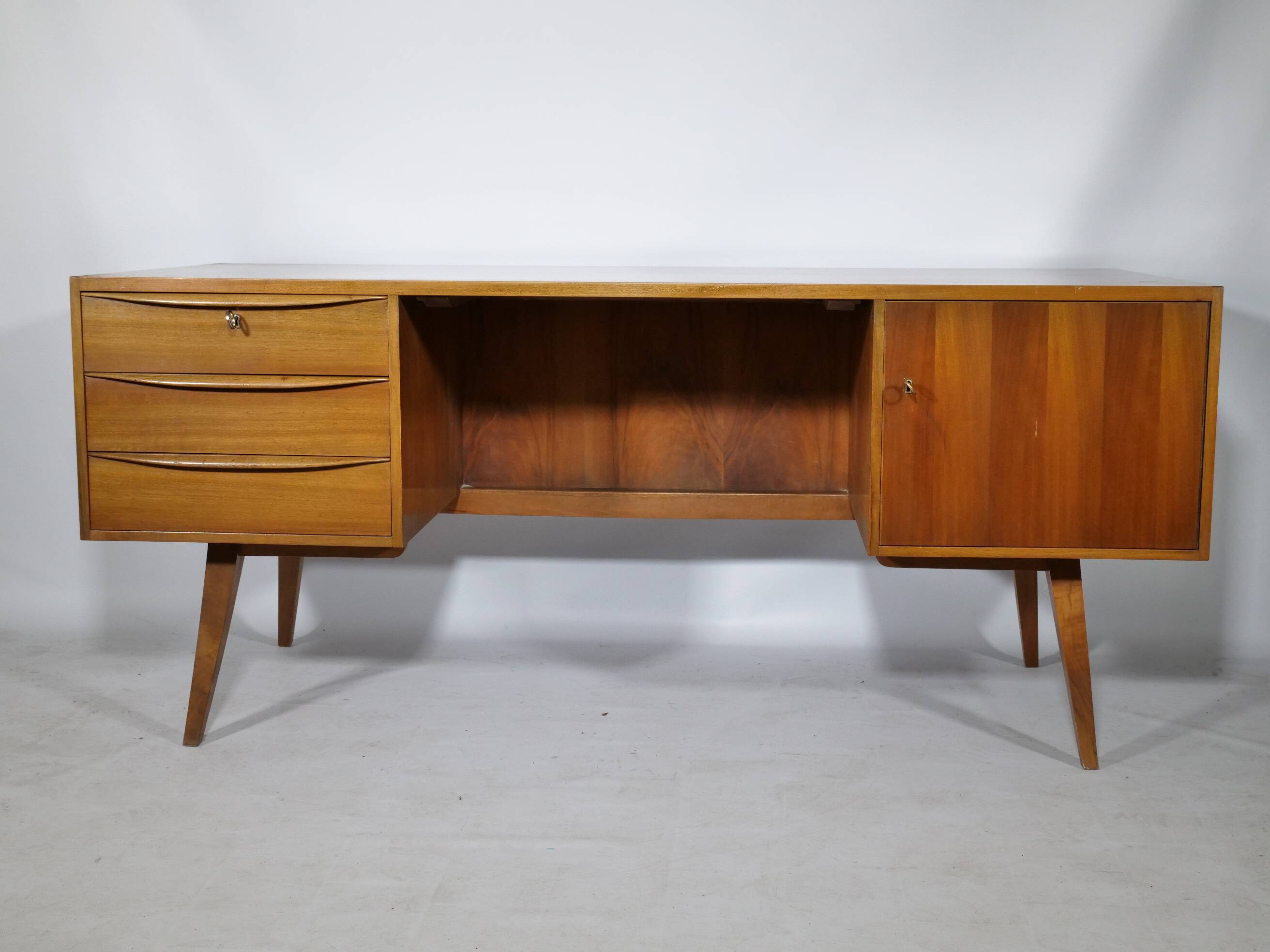 Bureau de direction en noyer, années 1960