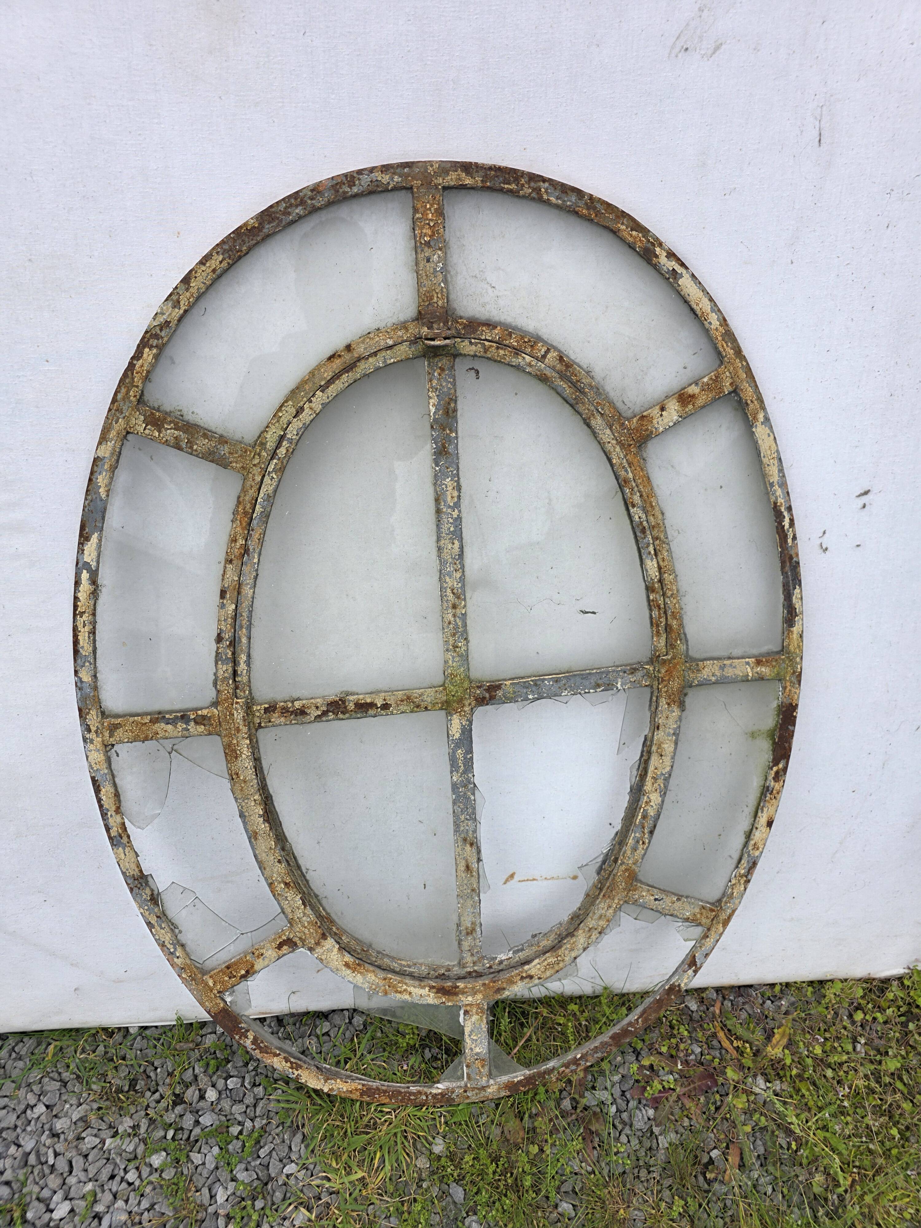 Bull's-eye window from the 19th century in iron (with opening).