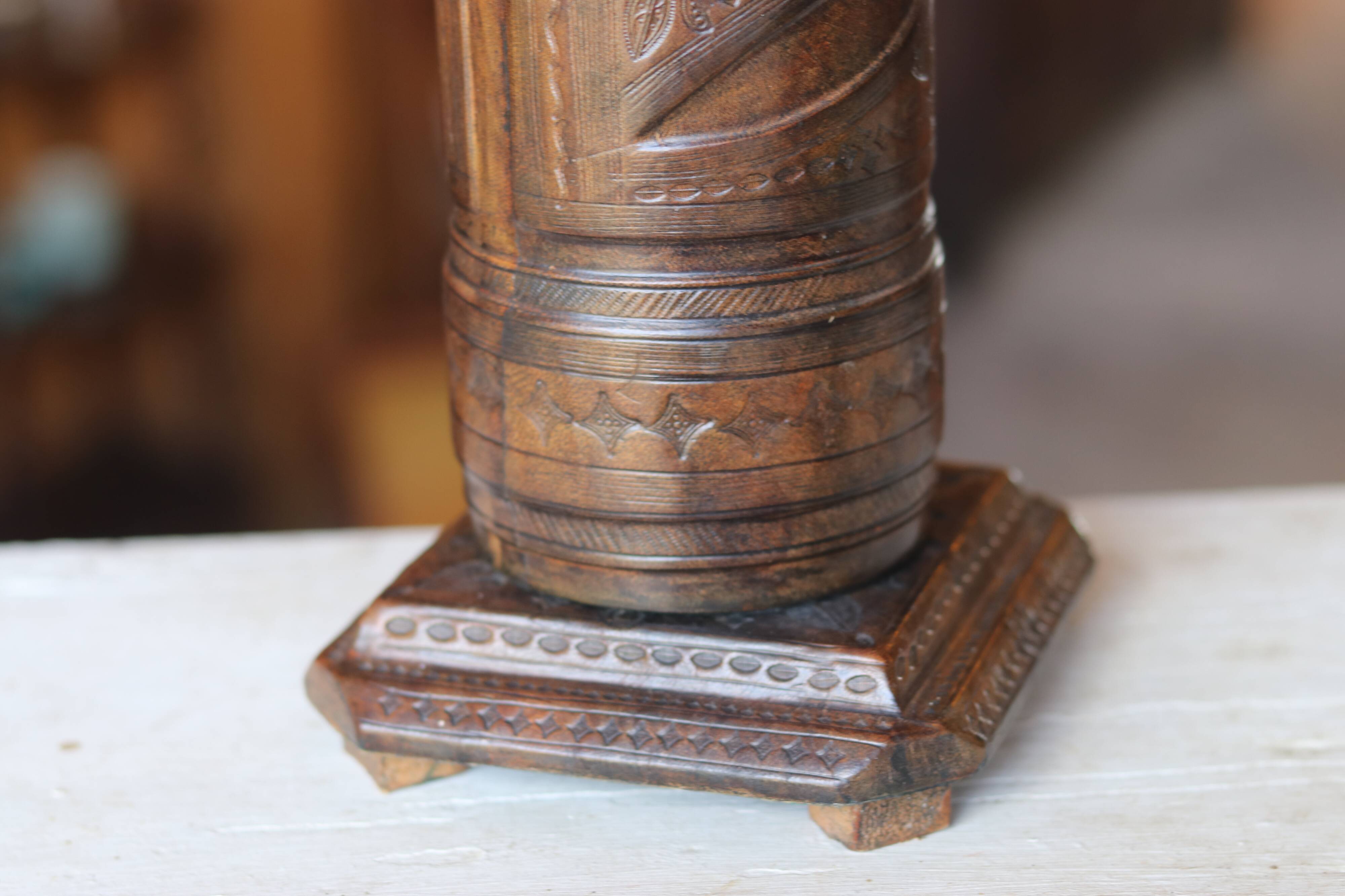 Pied de lampe touareg en cuir repoussé, 1960