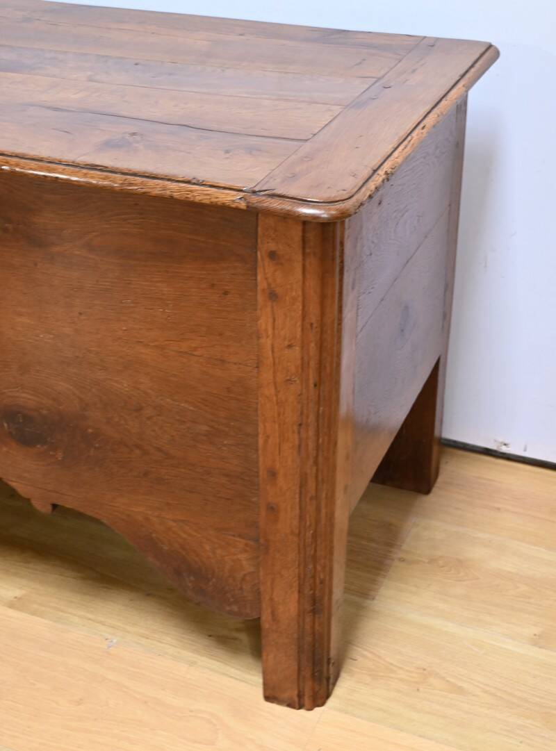 Important oak chest – late 19th century