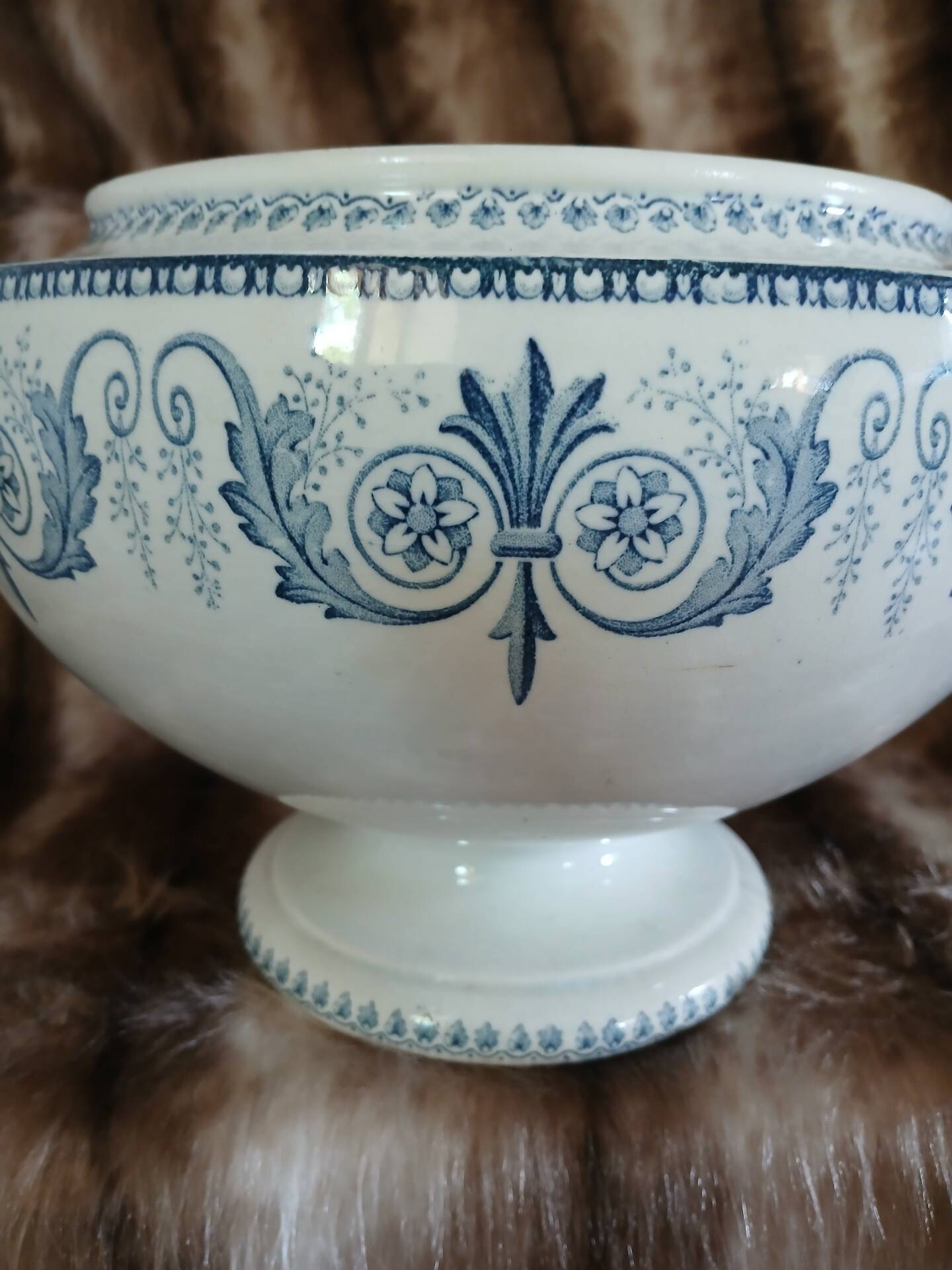 Soupière ancienne en Terre de fer