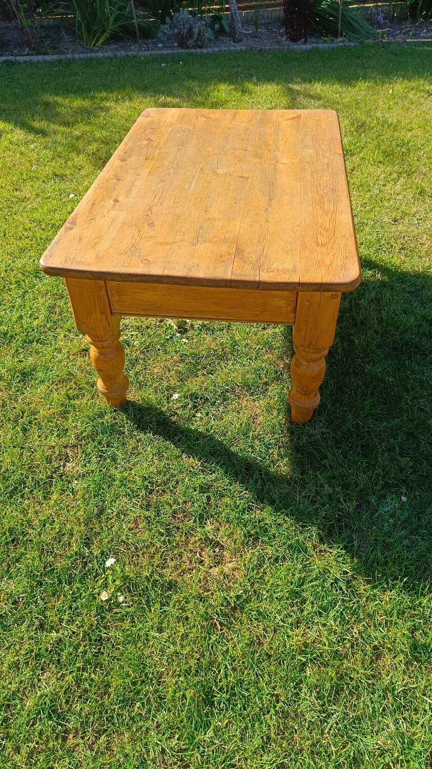 Solid oak coffee table with turned legs.