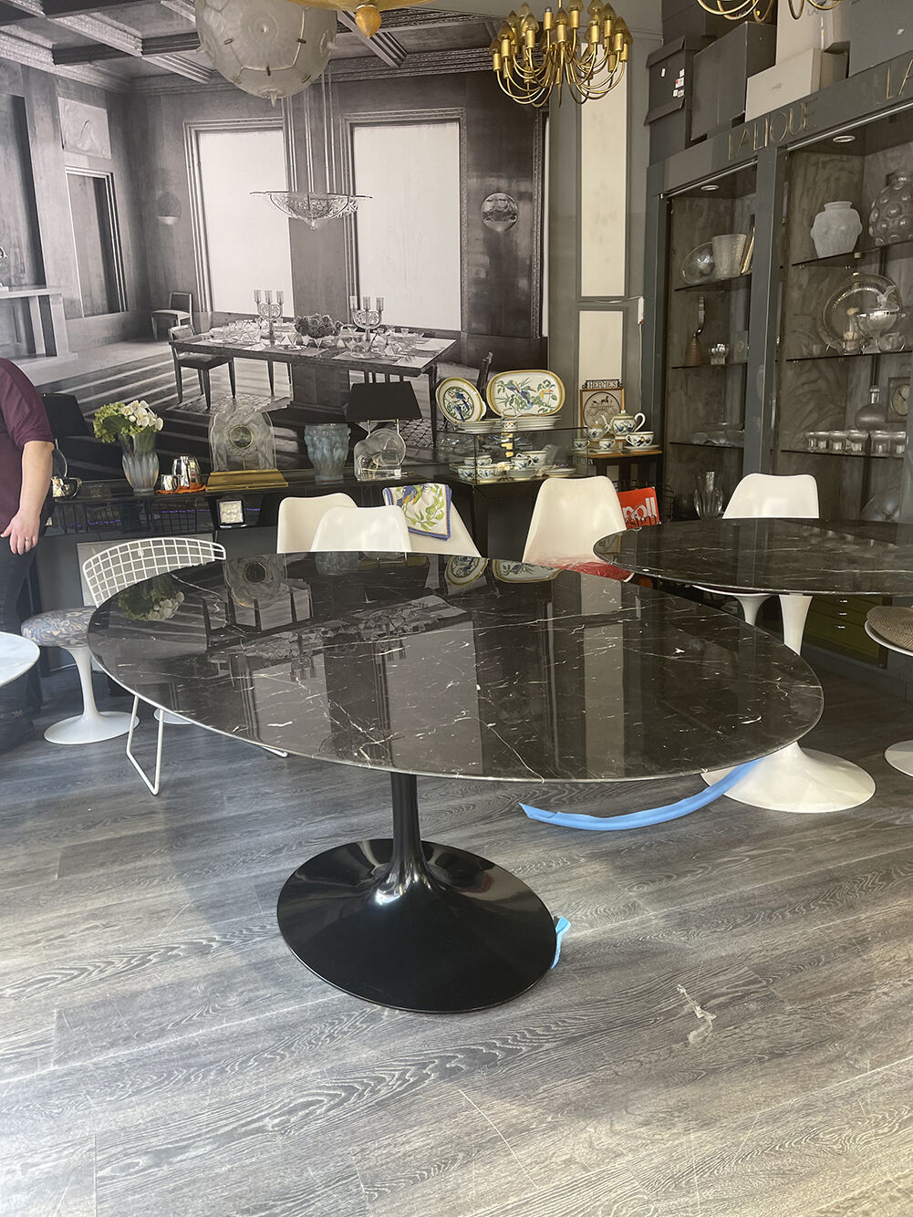 Saarinen & Knoll International: Tulip table, marble marquina and black rilsan