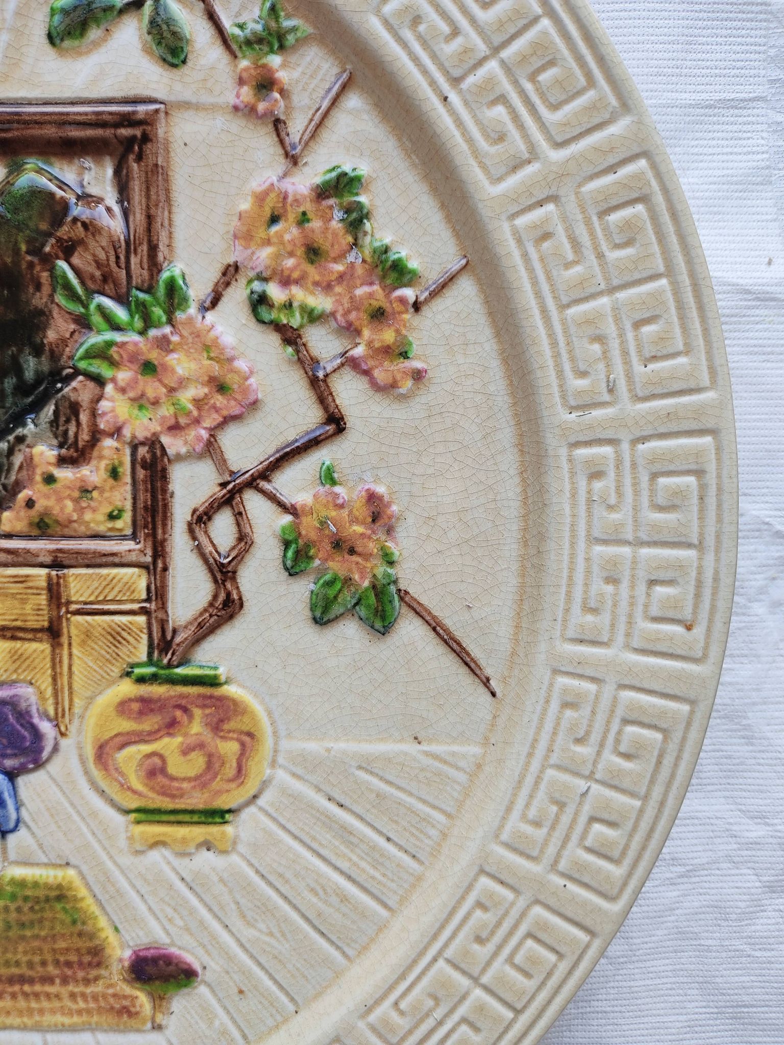 Plat décor Geishas faïence anglaise Bretby