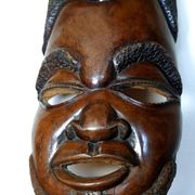 Visage énigmatique d'Afrique sculpté en bois d'ébène