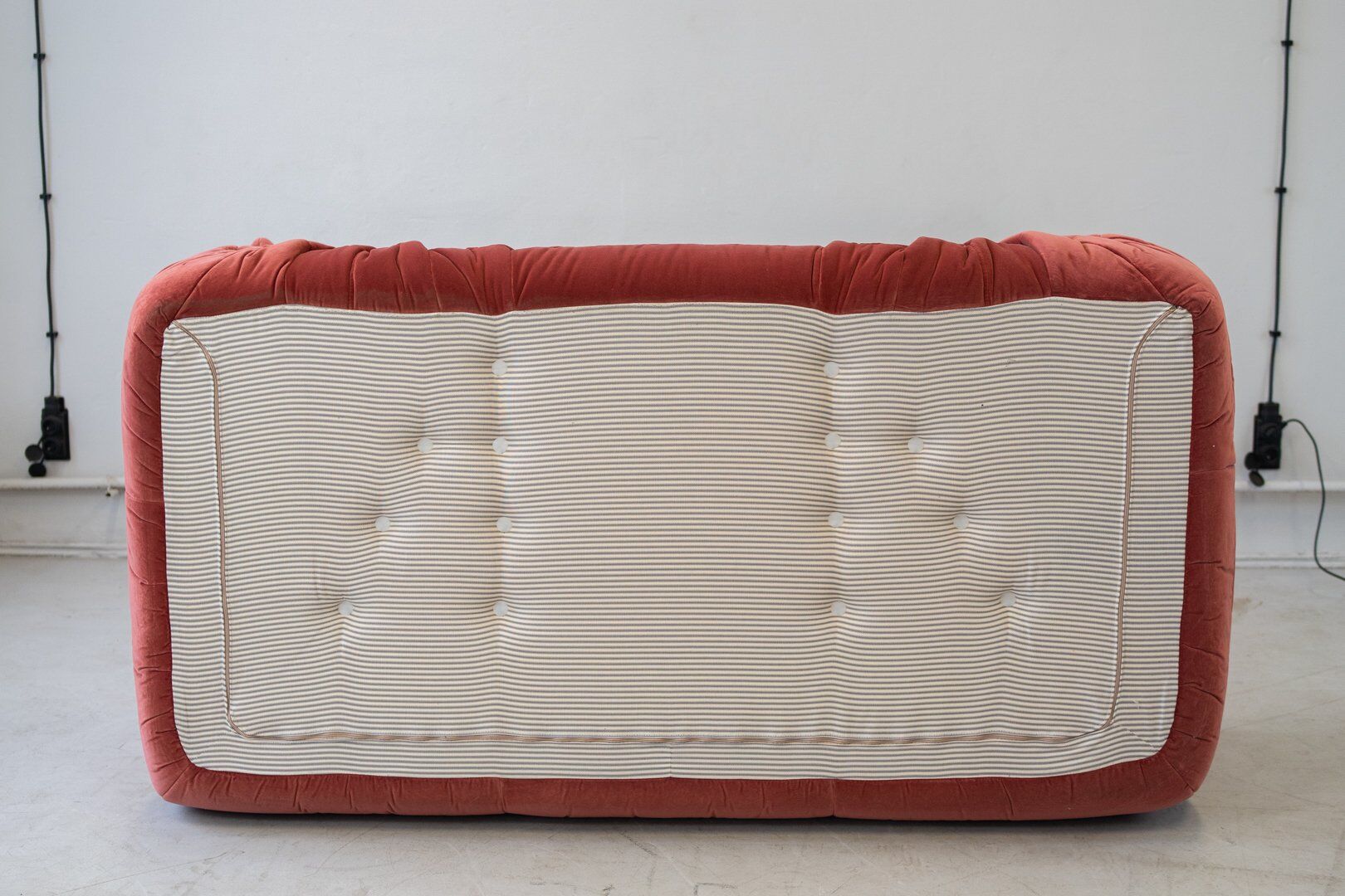 Canapé Togo vintage deux places avec accoudoirs en velours bordeaux par Michel Ducaroy pour Ligne Roset, années 1970.