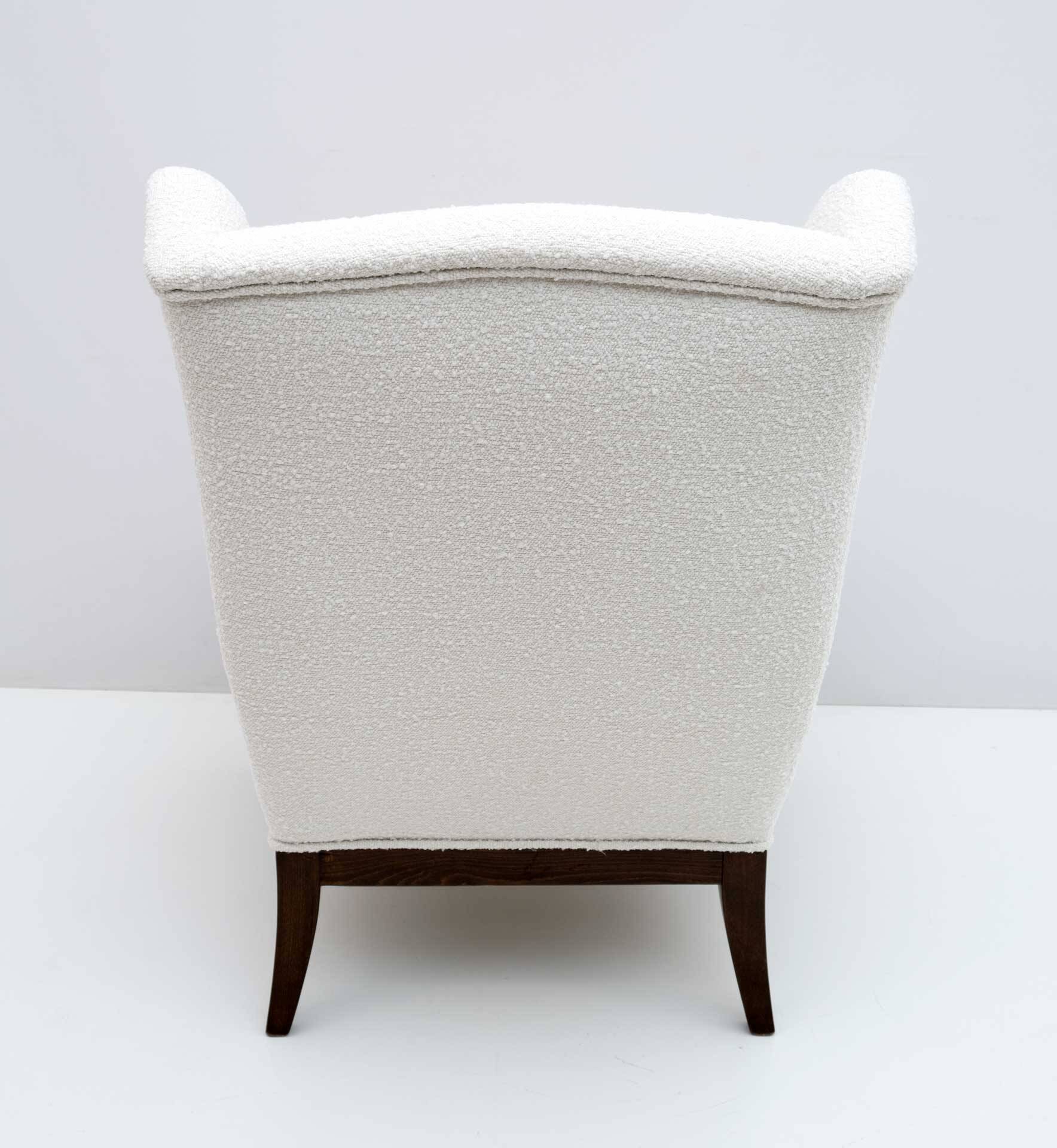 Fauteuil Paolo Buffa style moderne du milieu du siècle, en noyer italien et revêtement bouclé