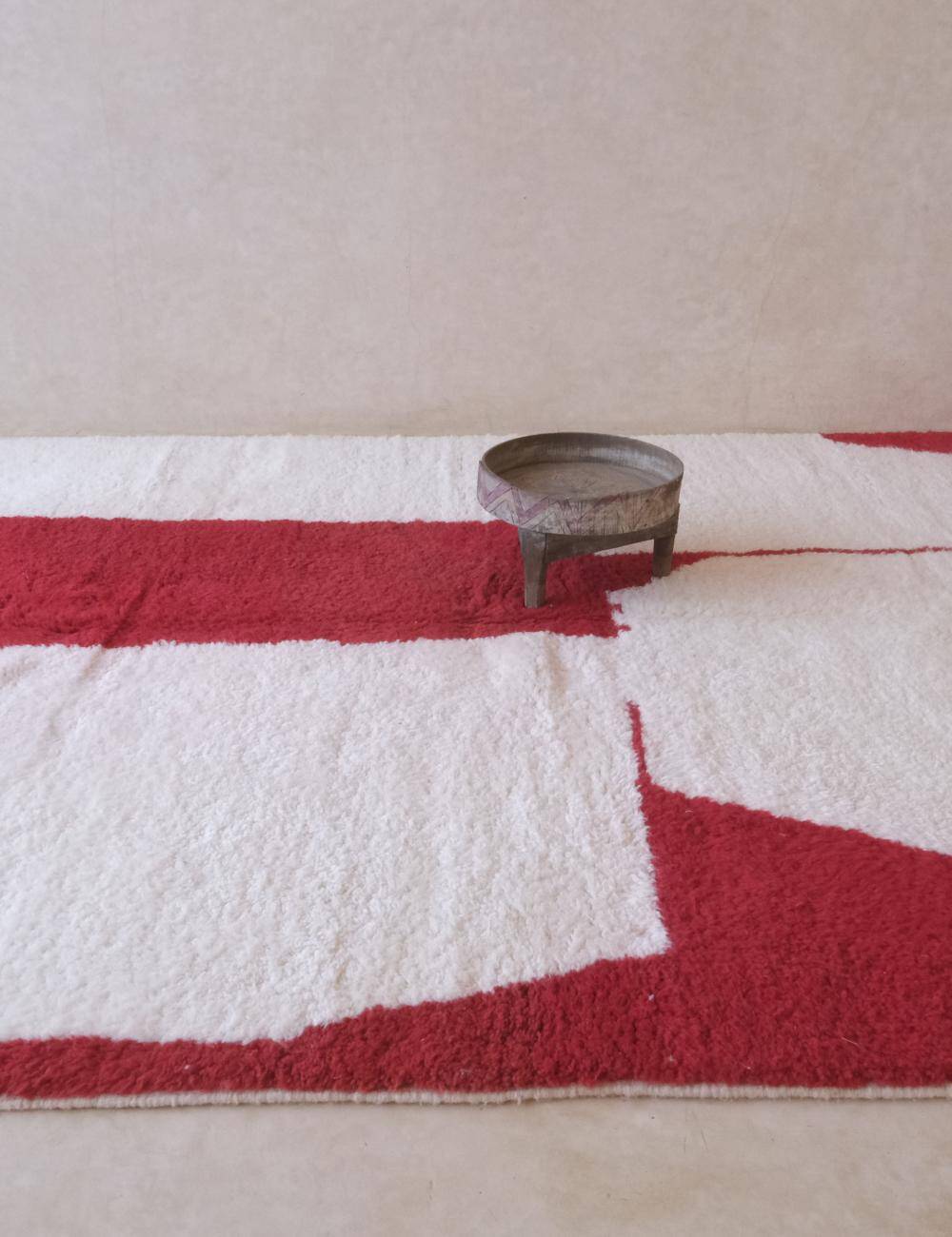 Contemporary red and white rug - 346 x 246 cm