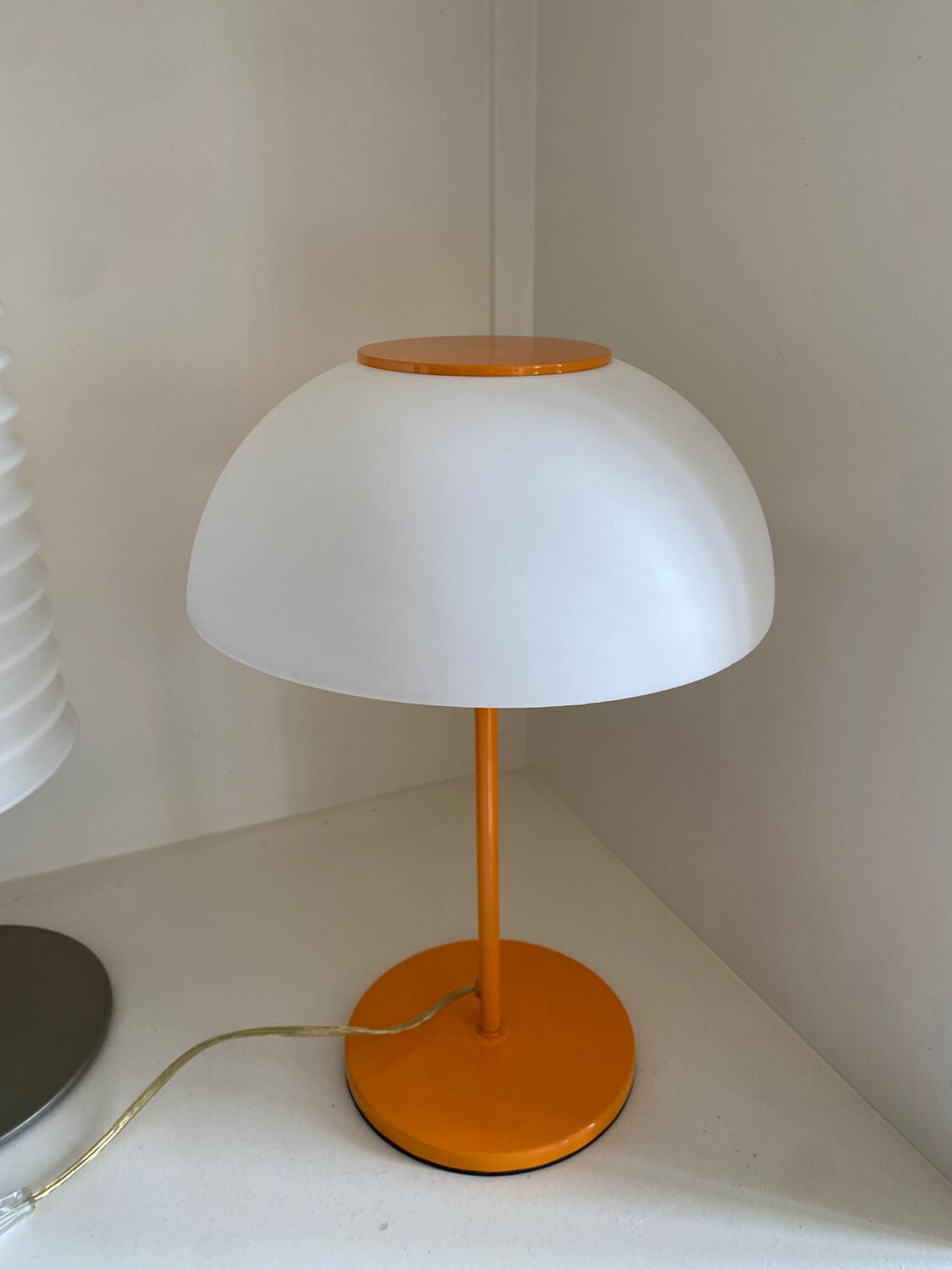 Lampe champignon vintage métal laqué orange et plastique blanc