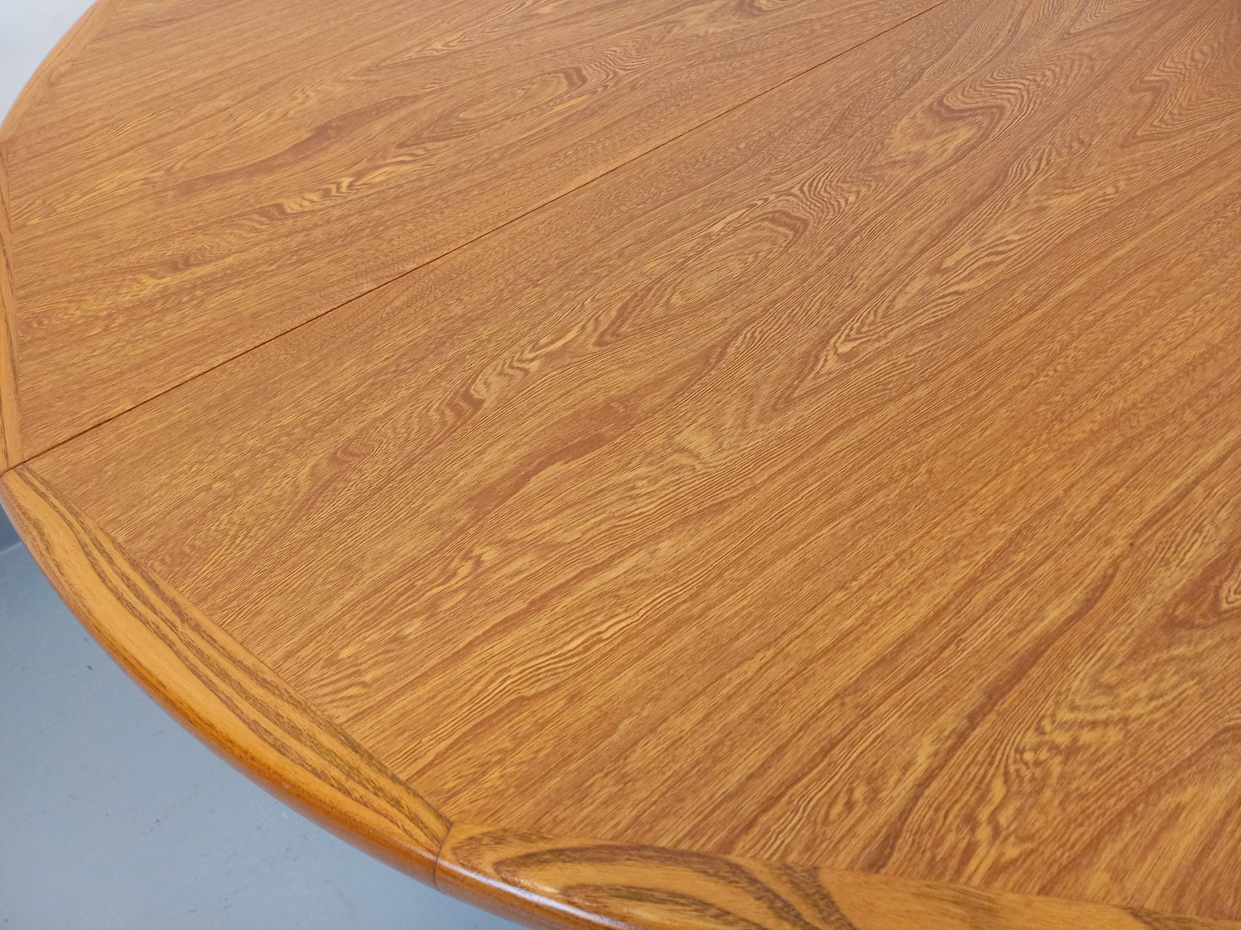 Vintage round dining table in Scandinavian style from the 60s and 70s in elm.