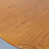Vintage round dining table in Scandinavian style from the 60s and 70s in elm.
