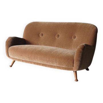 Canapé 3 places de Berga Mobler avec un revêtement en mohair marron de Pierre Frey, Danemark, années 1940.