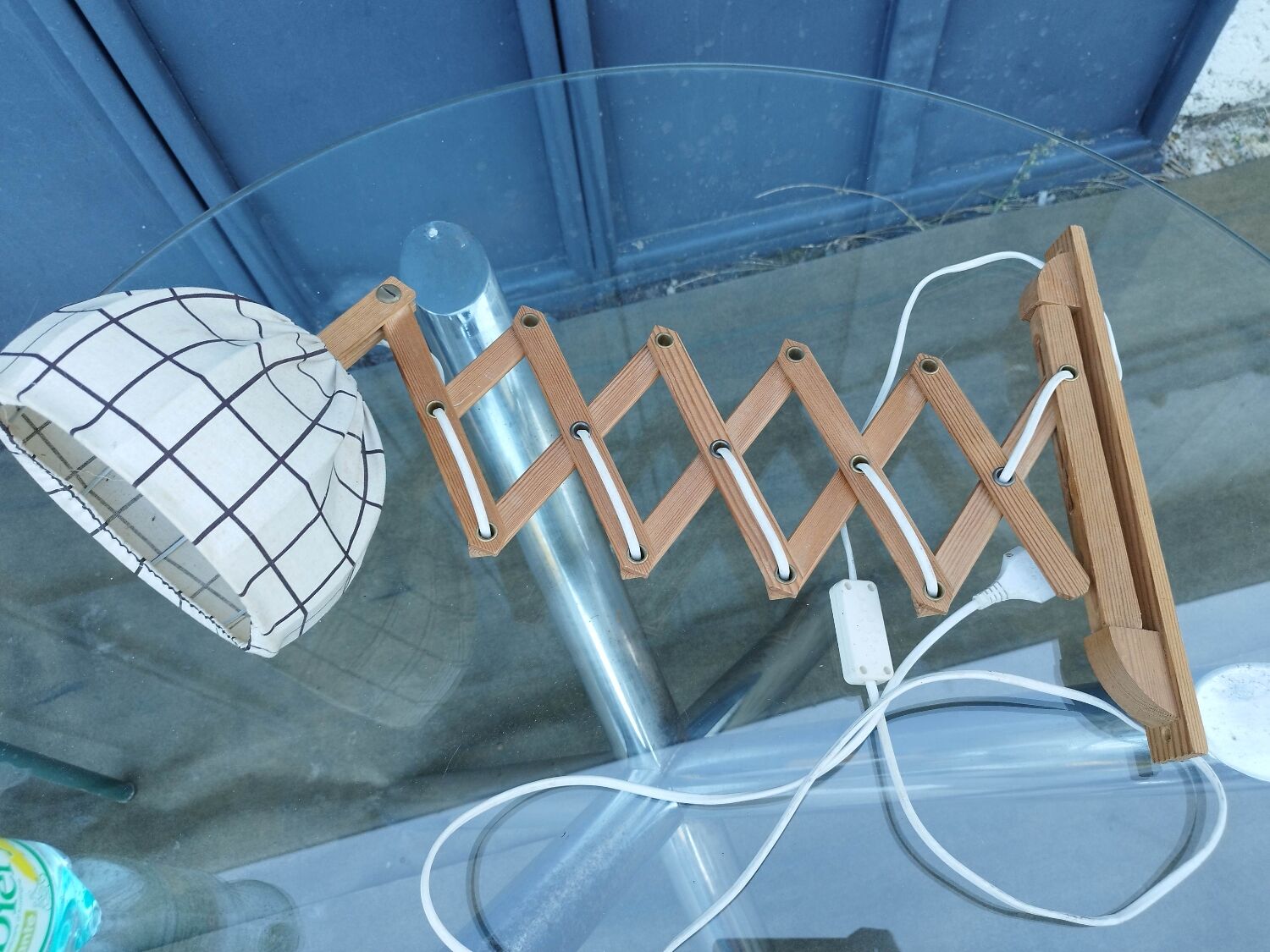 Articulated arm scissor wall light