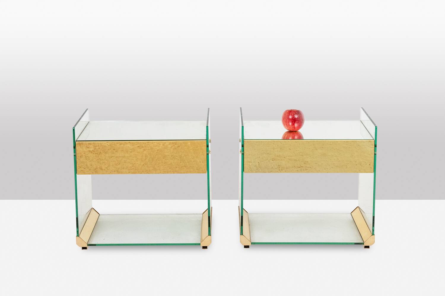 Pair of bedside tables or sofa ends in brass, glass and mirror. 1970s.