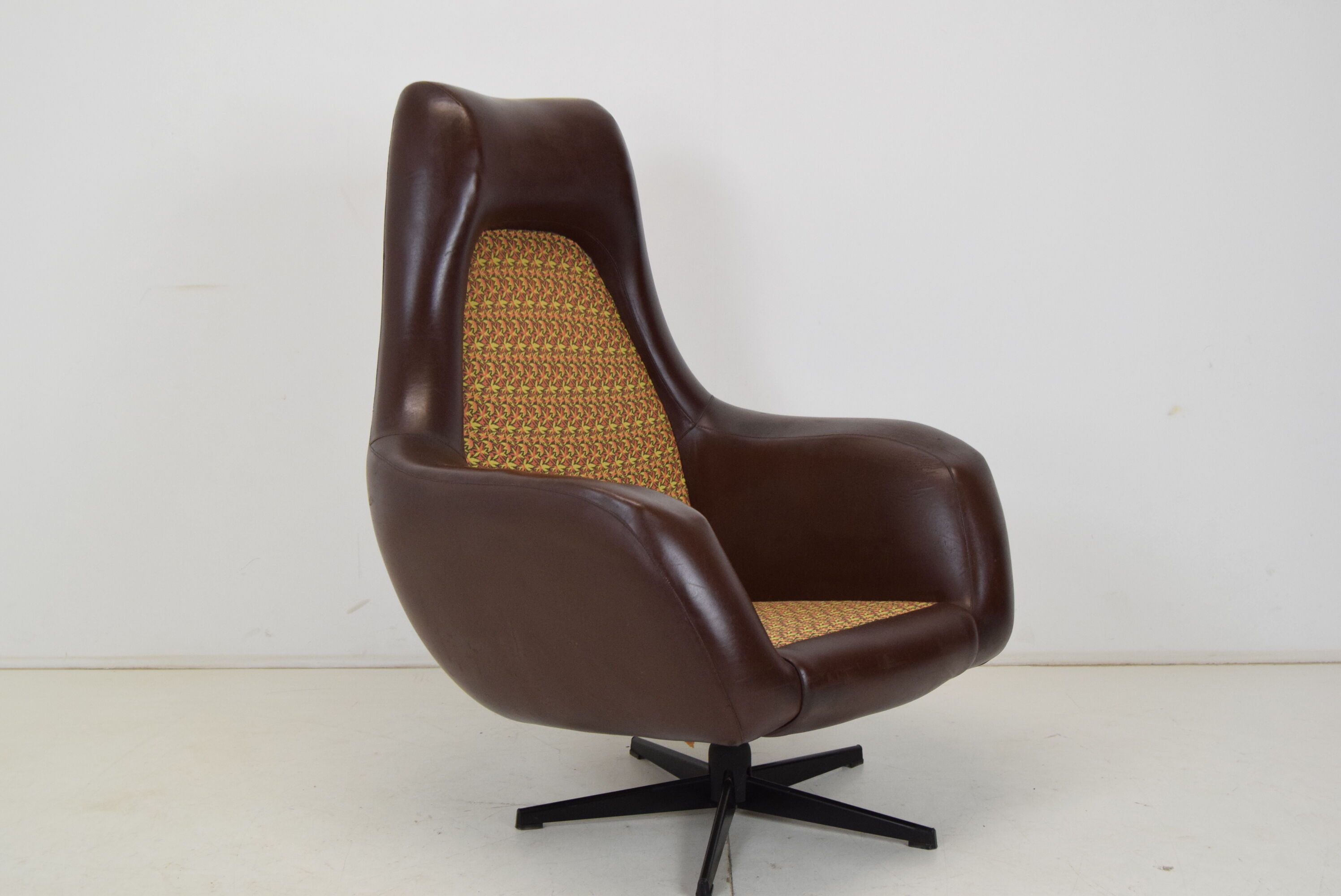 Fauteuil rotatif du milieu du siècle, similicuir, années 1980.