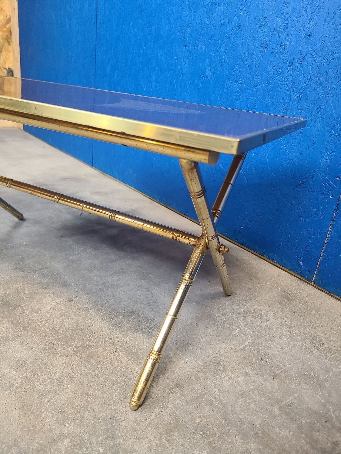 Table basse pied bambou doré et formica palissandre 1972