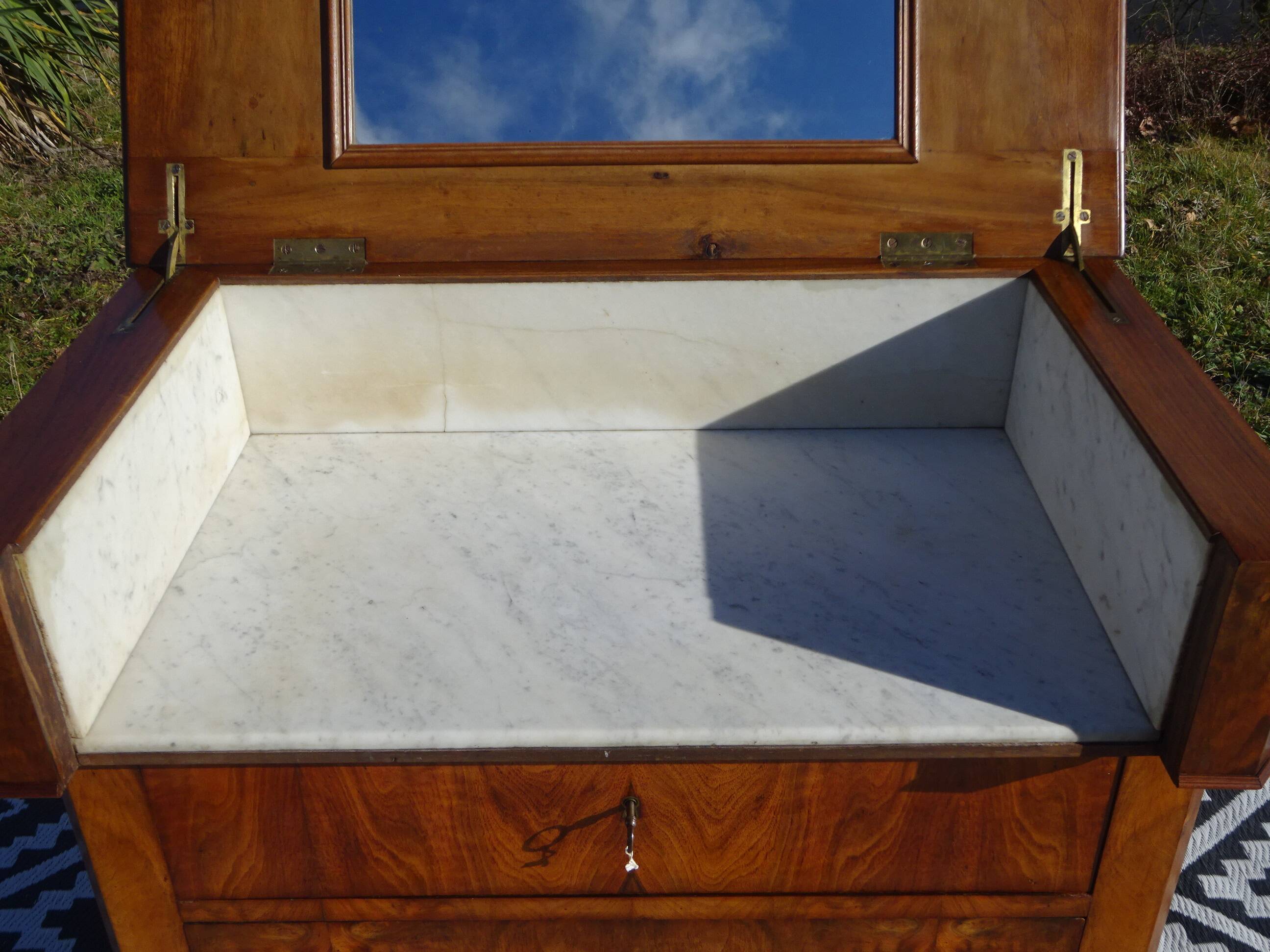 Toilet commode with railway system