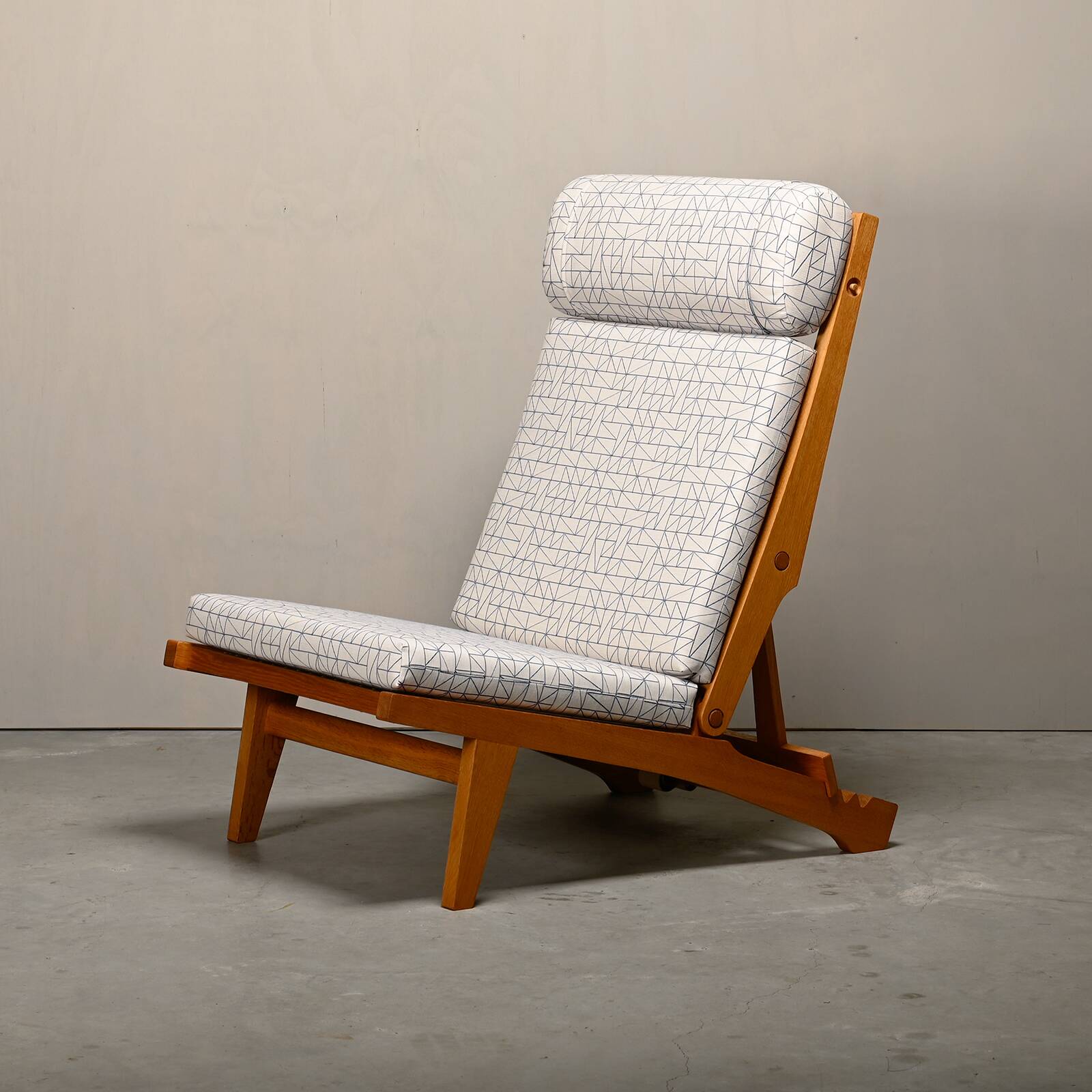 Hans J. Wegner AP71 Lounge Chair, Oak and Graphic fabric for AP Stolen, Den