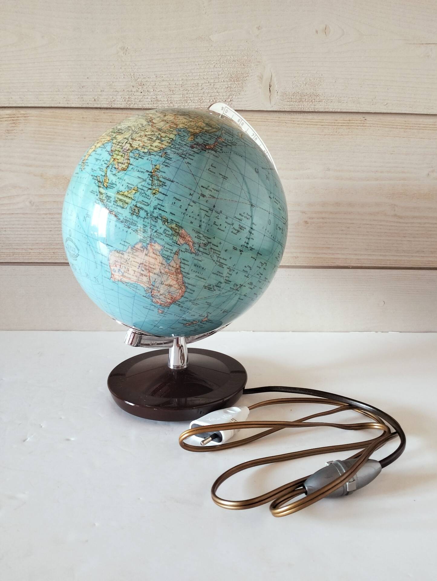 Illuminated globe