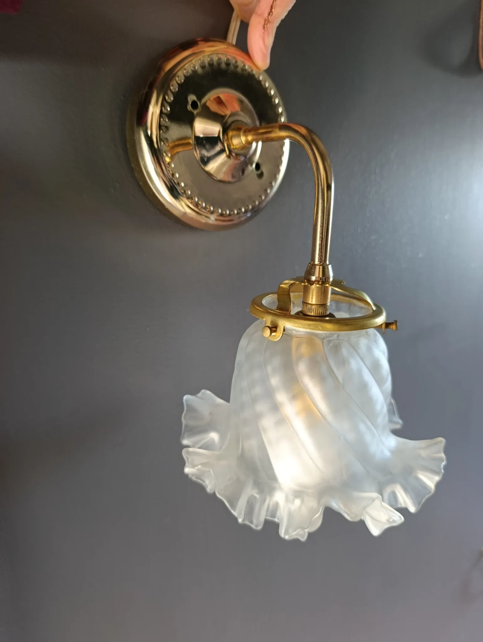 Chic retro wall light in gold brass & pink glass tulip