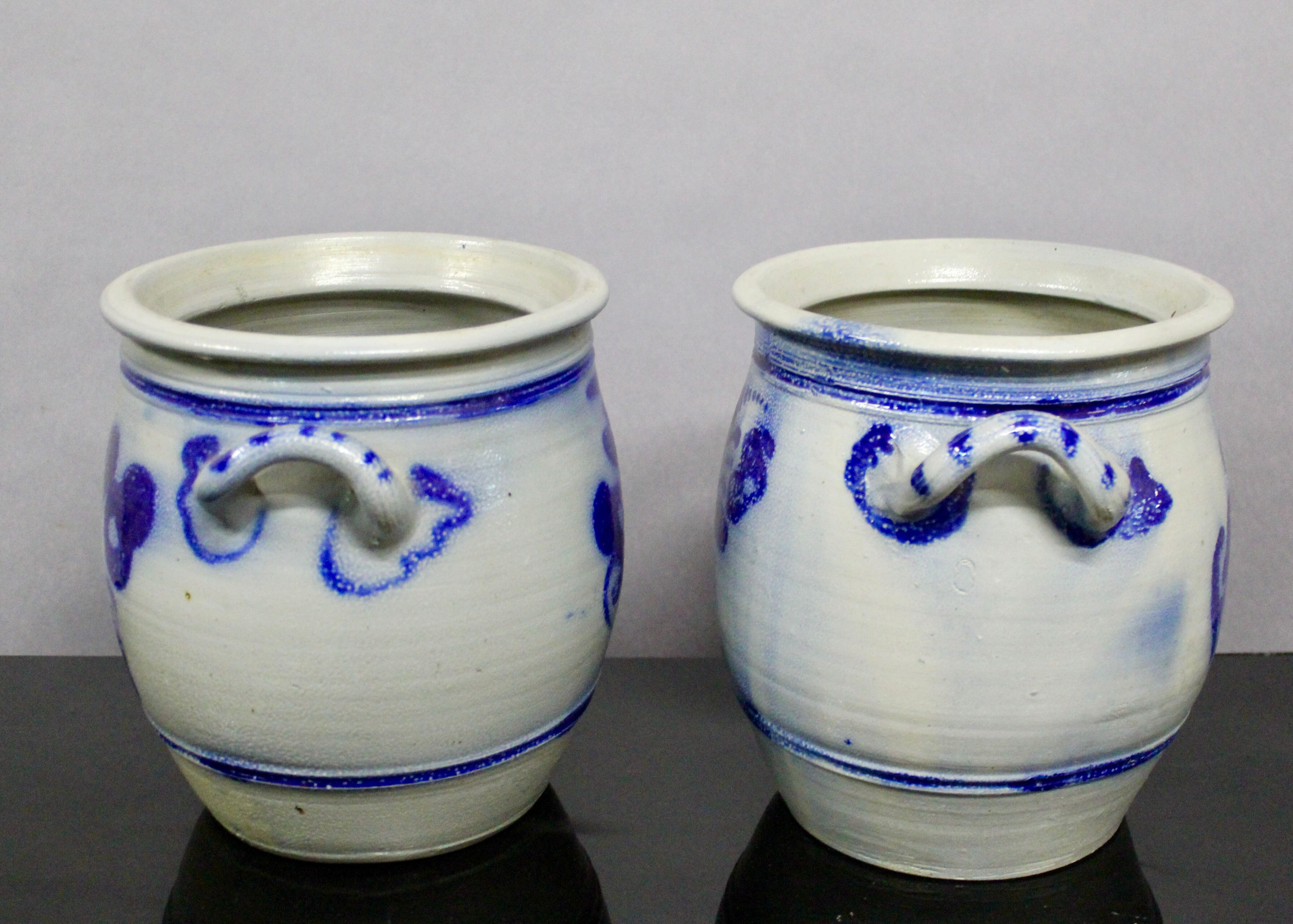 Paire de pots en grès émaillés au sel, gris et bleu