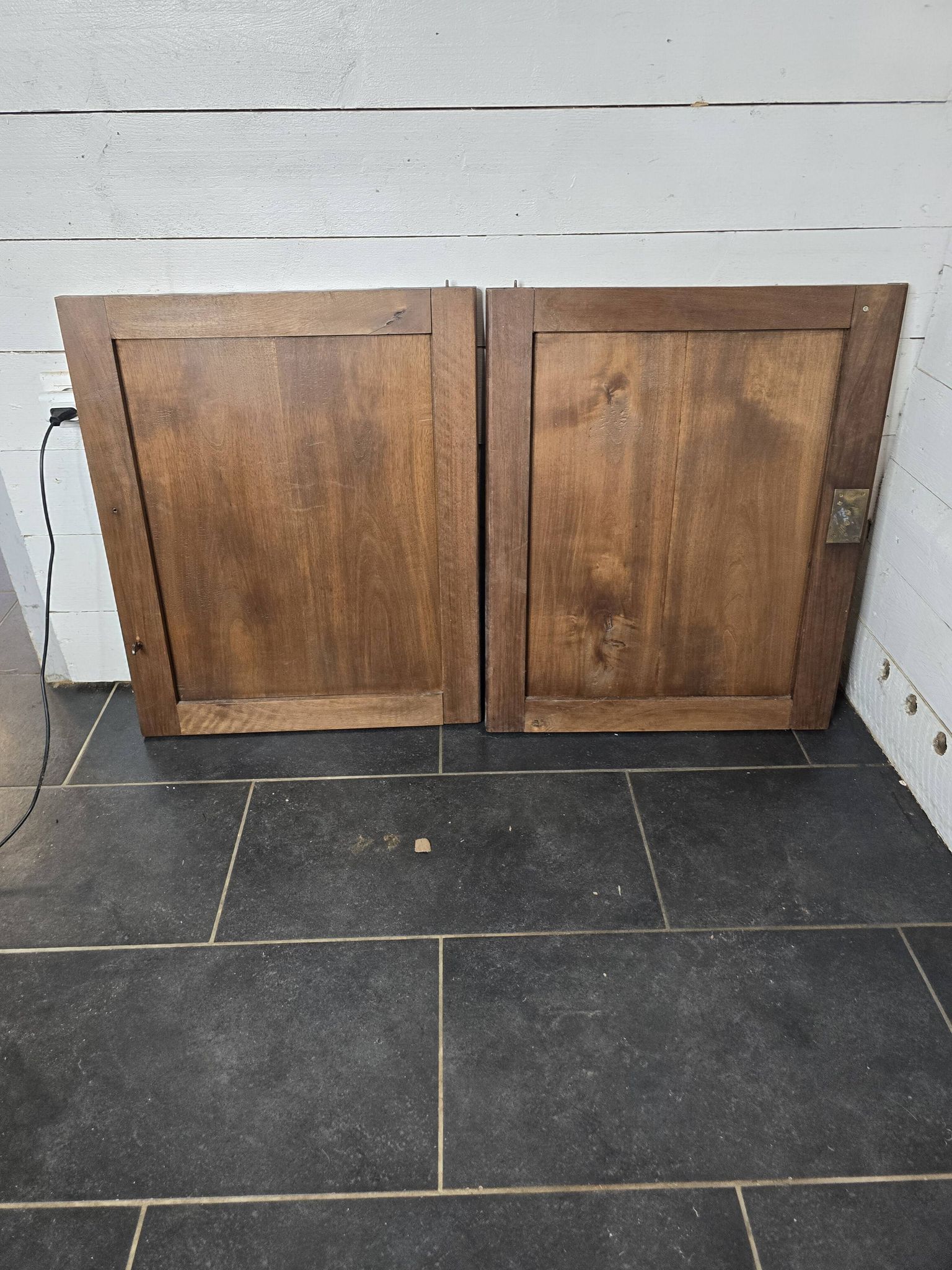 Paire de portes en bois sculpté en noyer