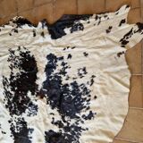 Large cowhide (rug)