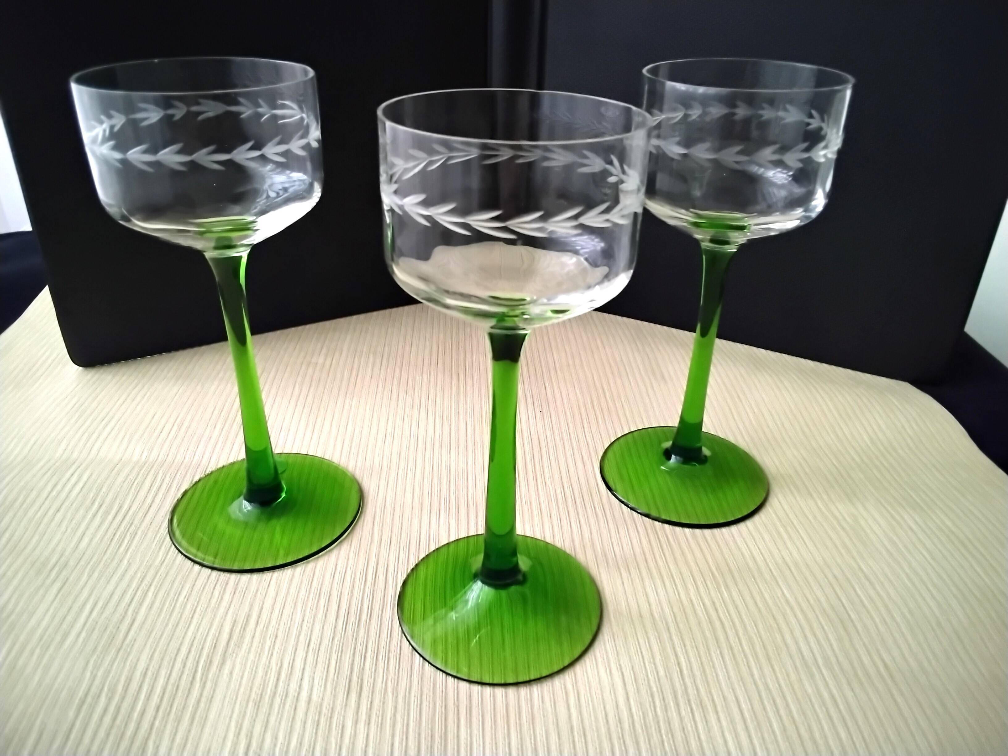 3 Grands verres à vin blanc d'Alsace  Décor meulé