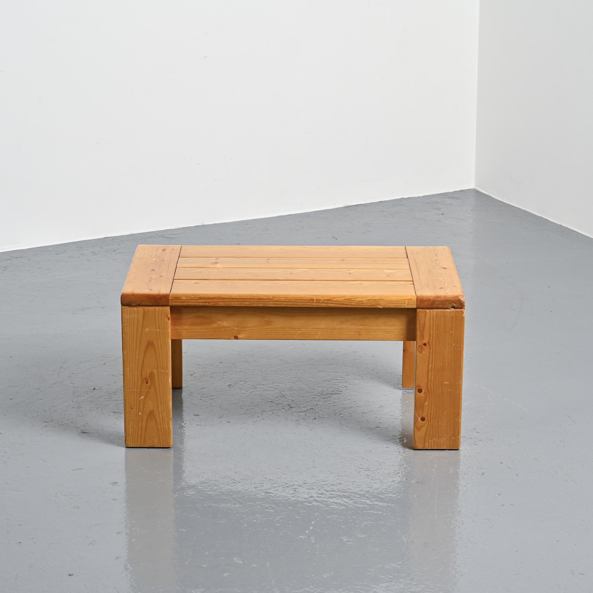 Pine coffee table Les Arcs, circa 1970