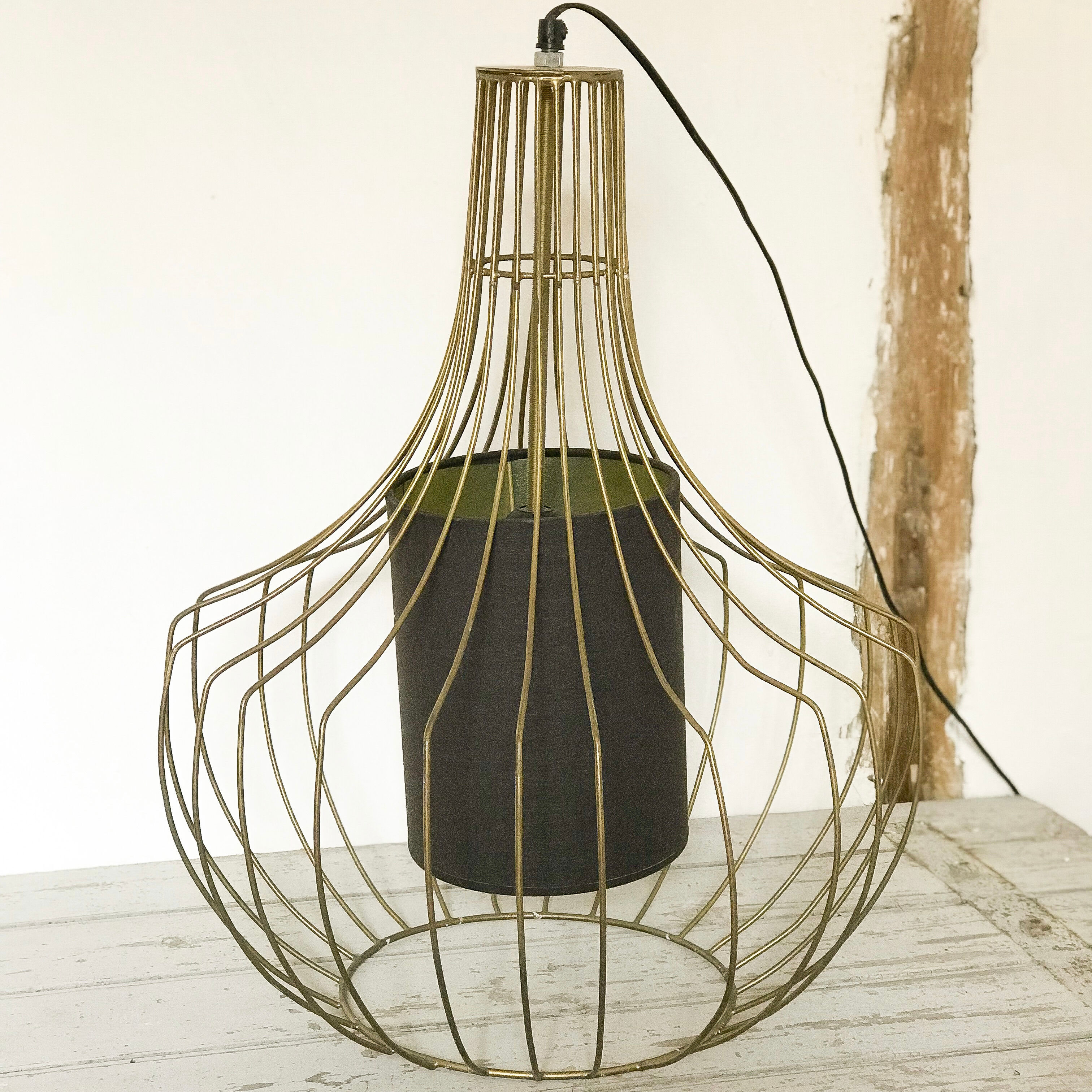 Pear-shaped gold wired suspension