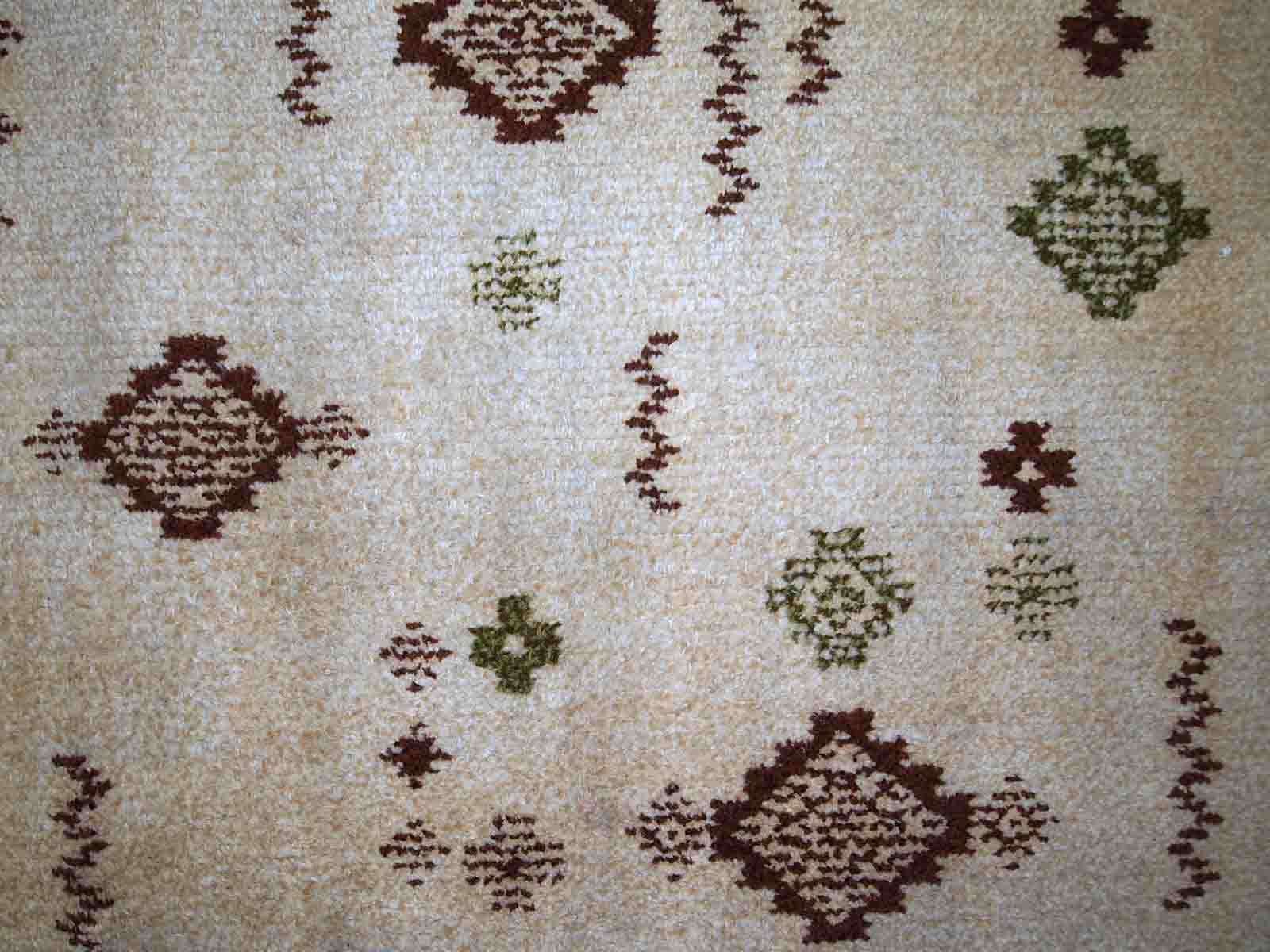 Vintage Moroccan carpet Berber rug style 2.3' x 4.7' (71cm x 145cm) 1970s, 1C758