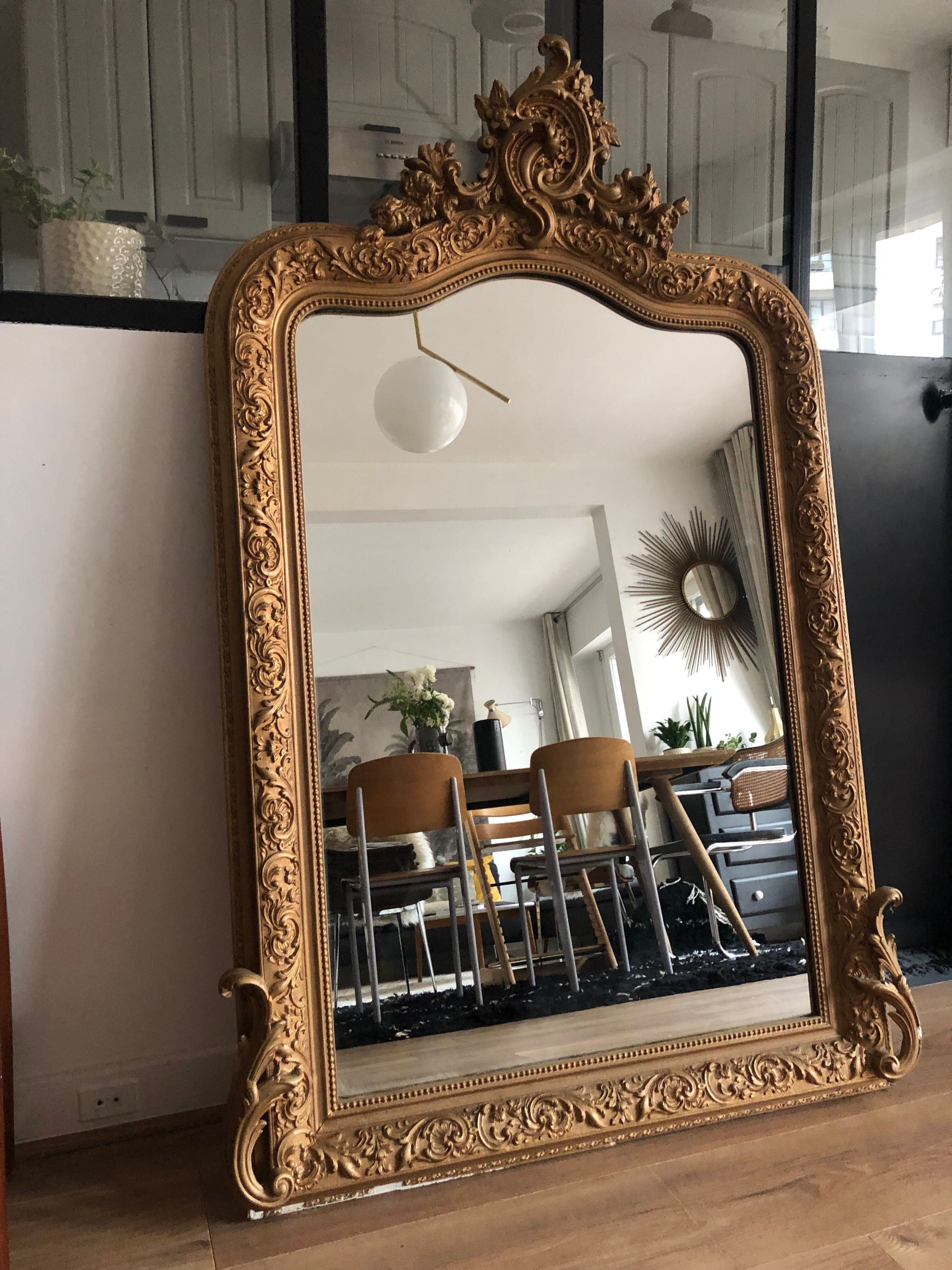 Gilded mirror with pediment XIXth century, 86x136
