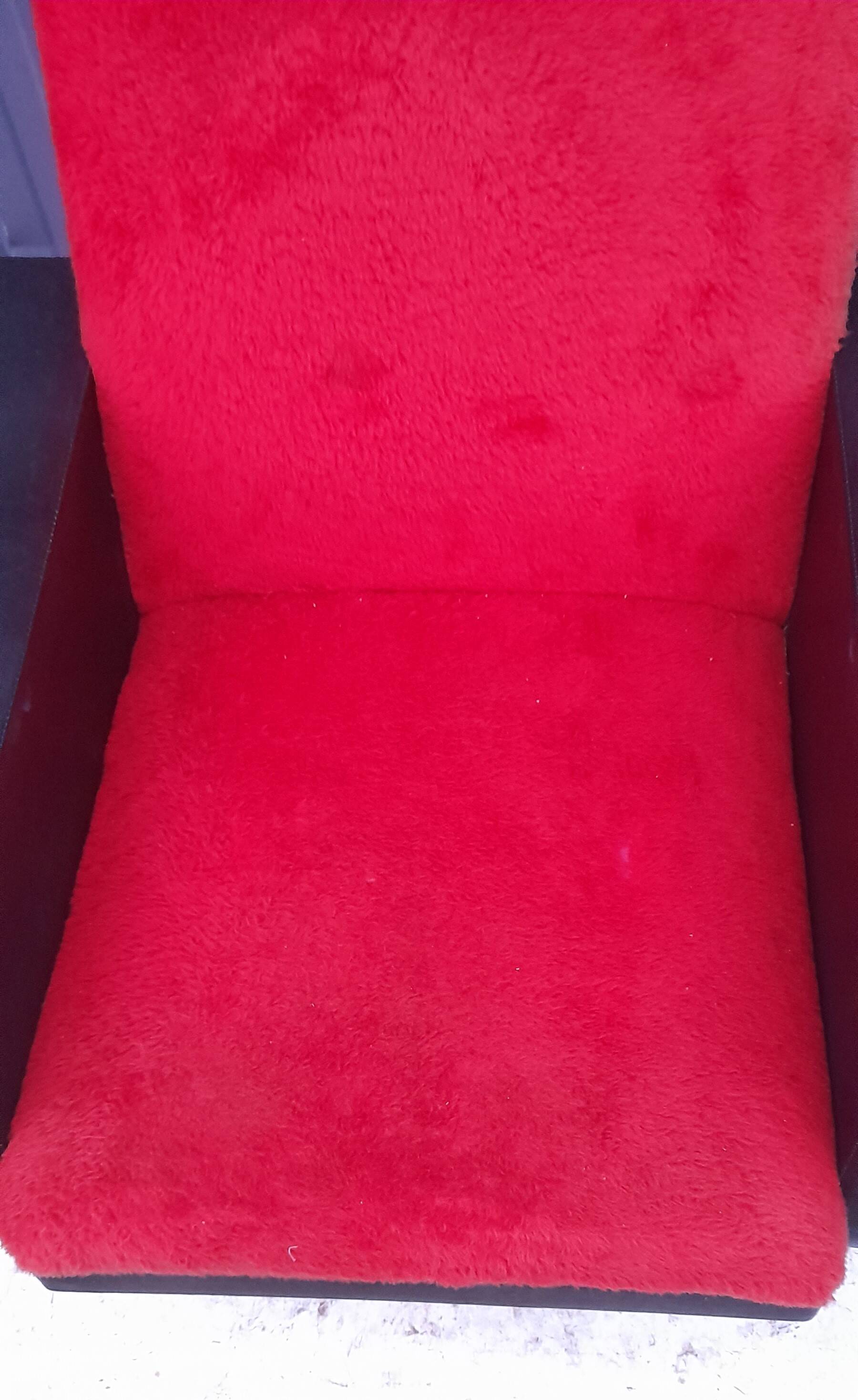 Fauteuil skaï noir et fourrure rouge