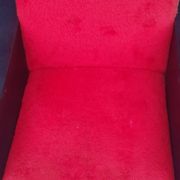 Fauteuil skaï noir et fourrure rouge