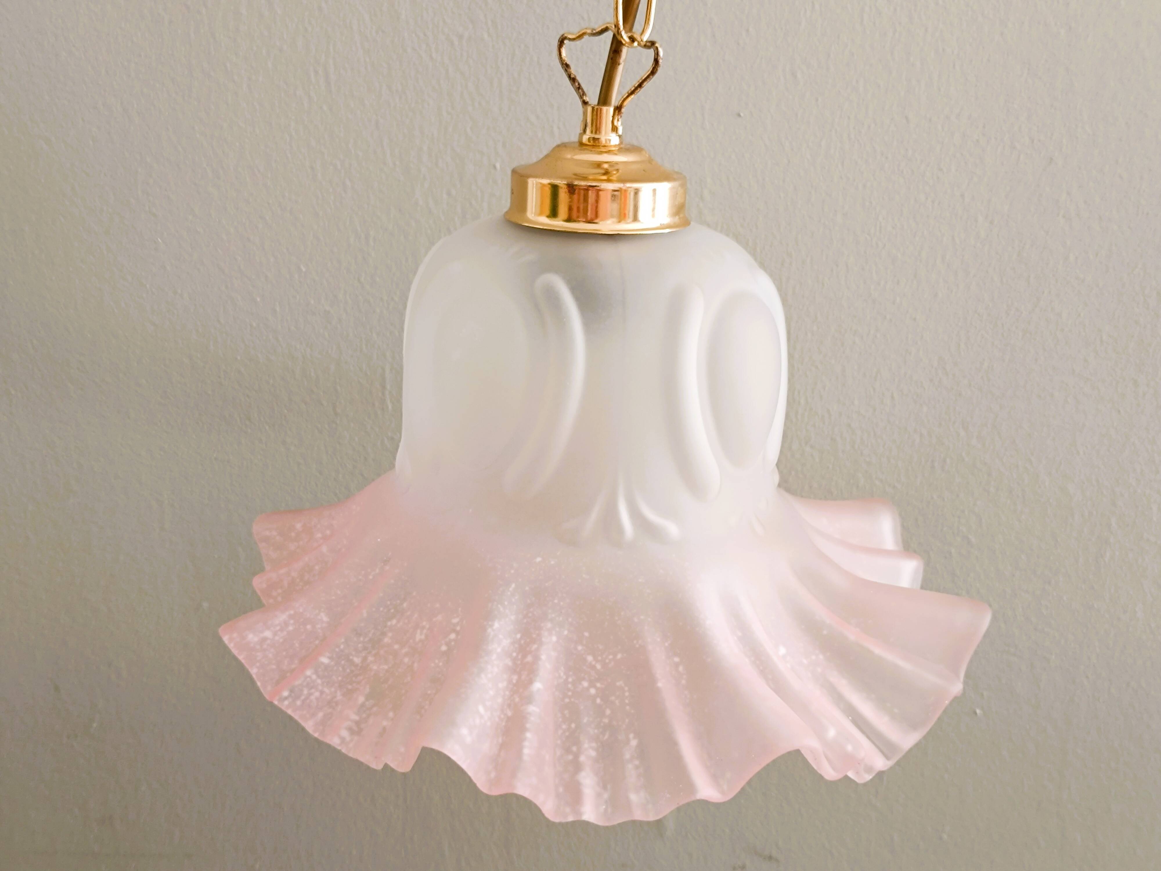 Tulip-shaped pendant light in white and pink glass