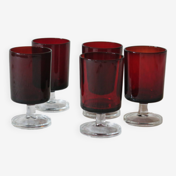 5 grands verres cavalier ruby de chez Arcoroc en très bon état.