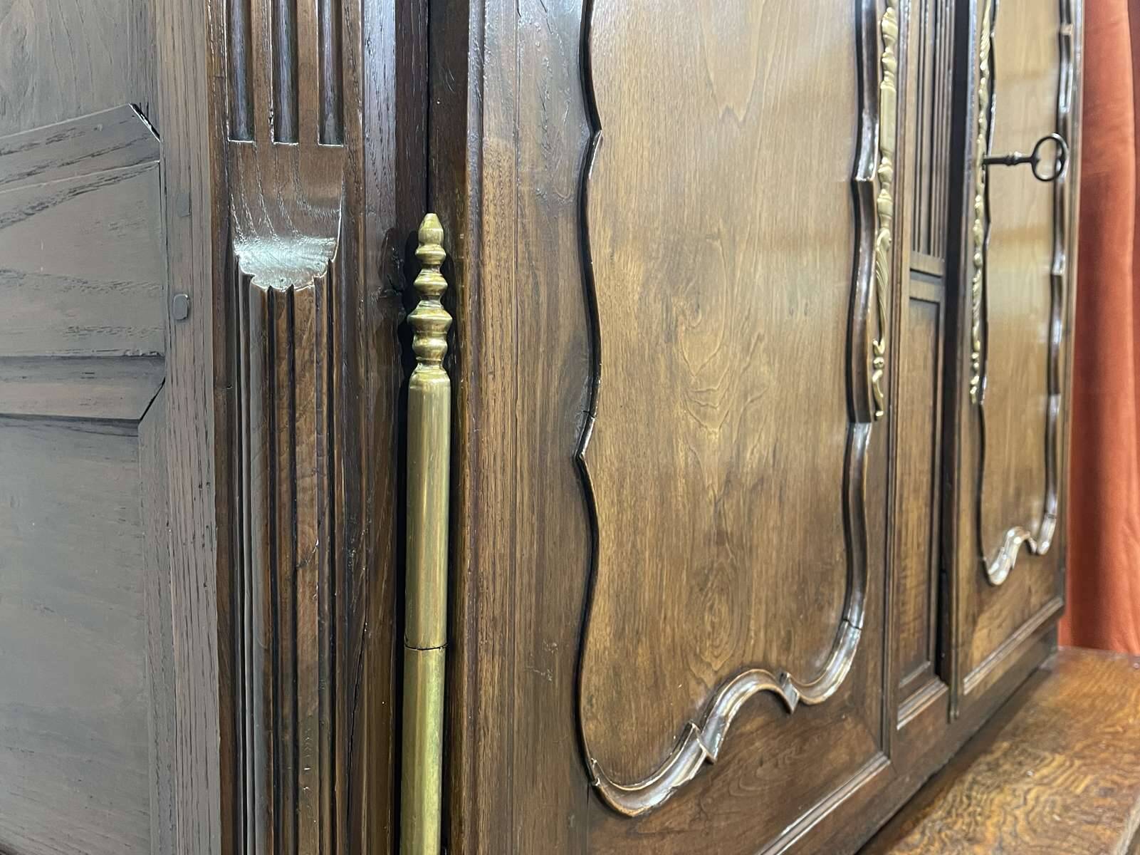 Buffet 2 corps en chêne et châtaignier, travail breton, fin 18ème.