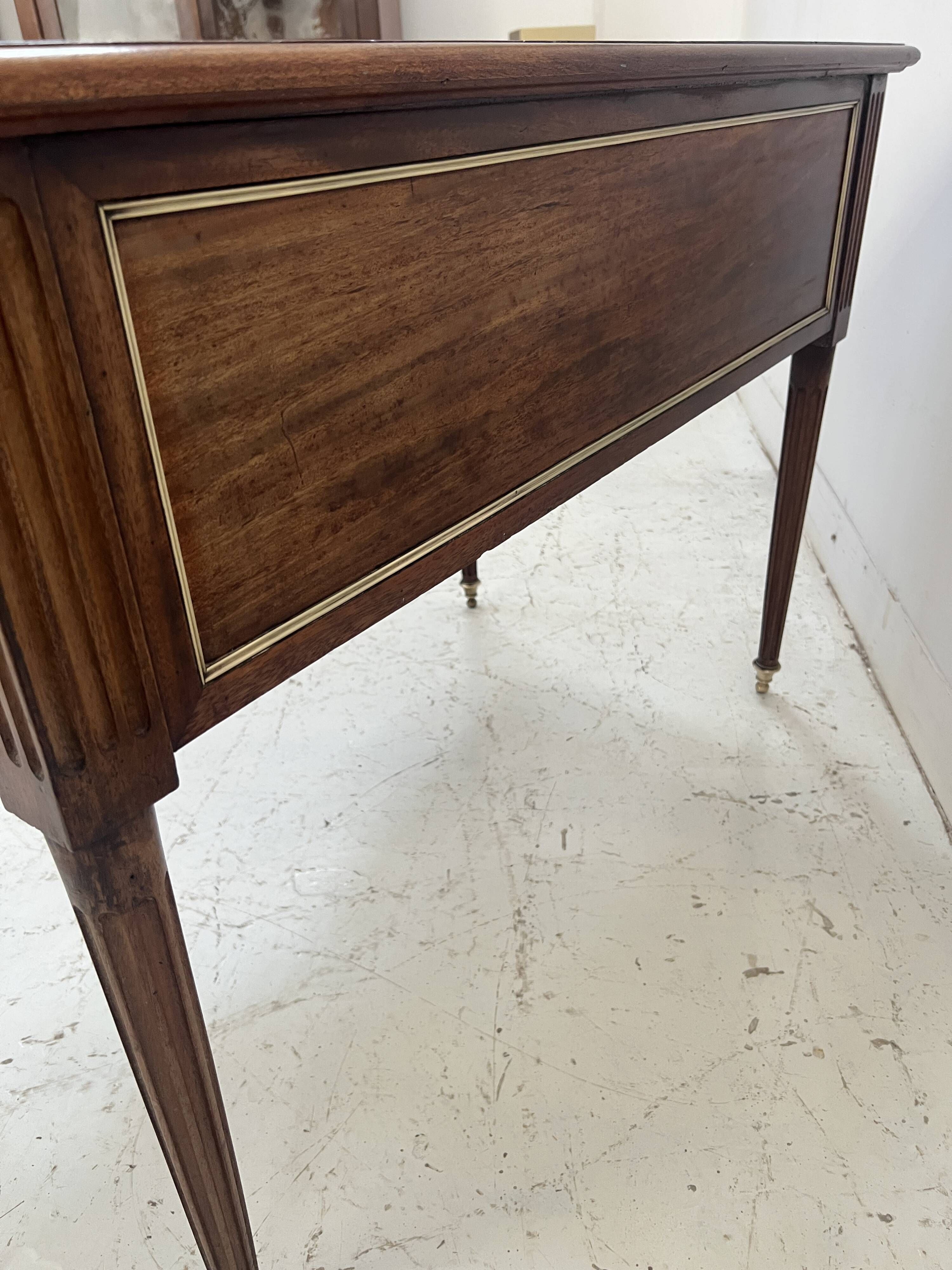 Louis XVI style desk in mahogany and mahogany veneer, 20th century.