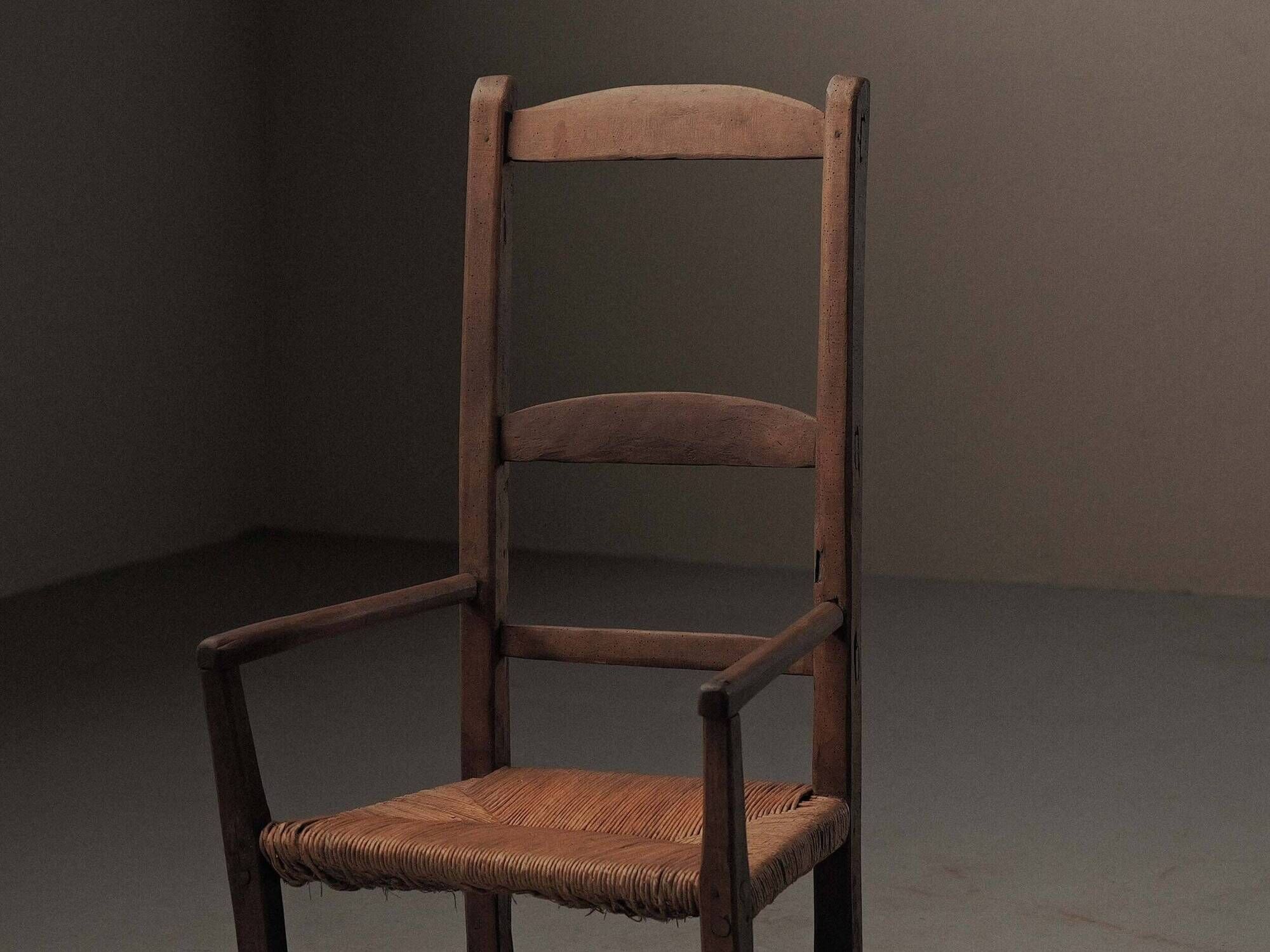 Old peasant armchair in solid wood and woven straw – Auvergne, 19th century.