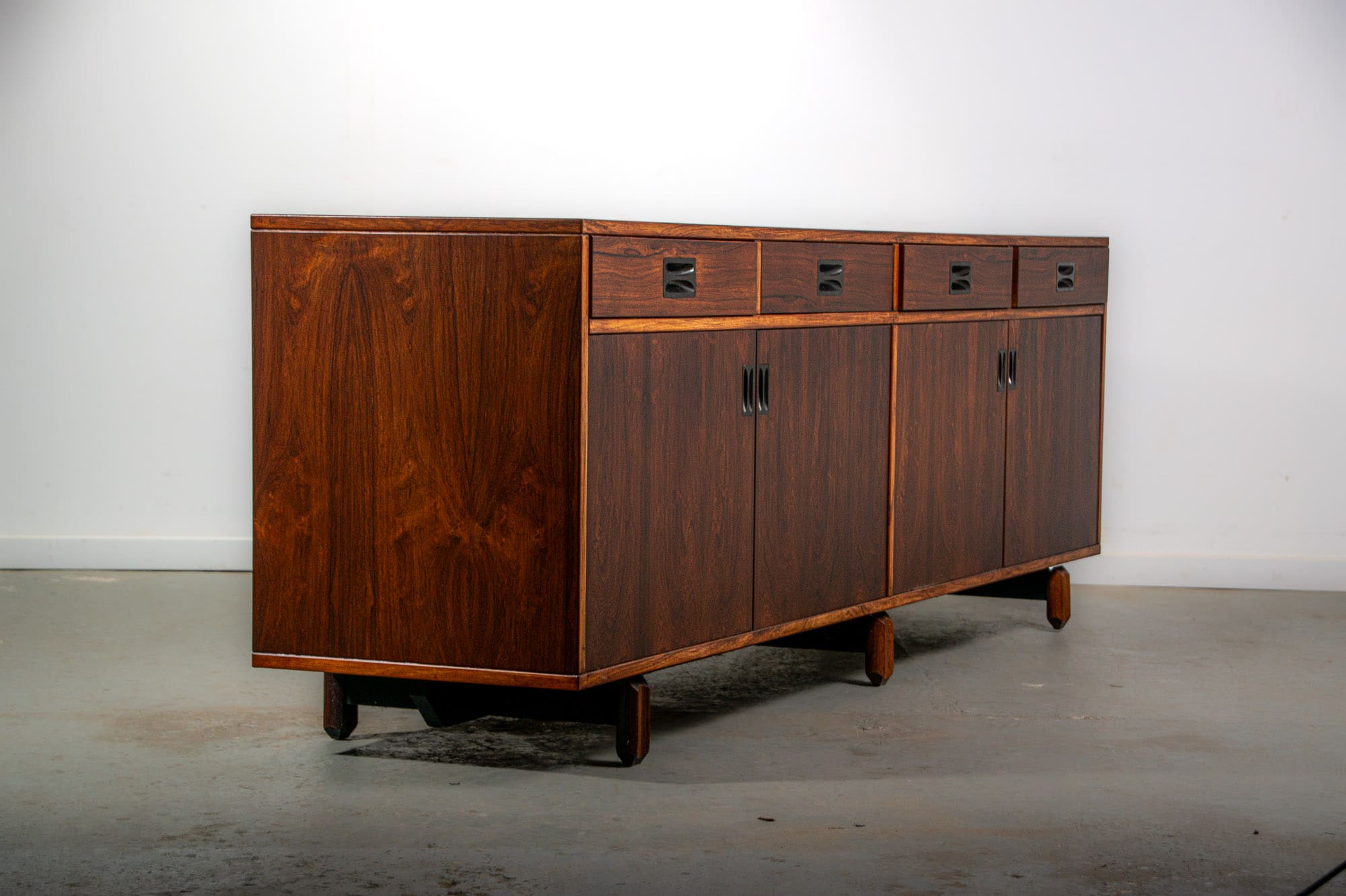 Buffet Stildomus avec des détails en laiton