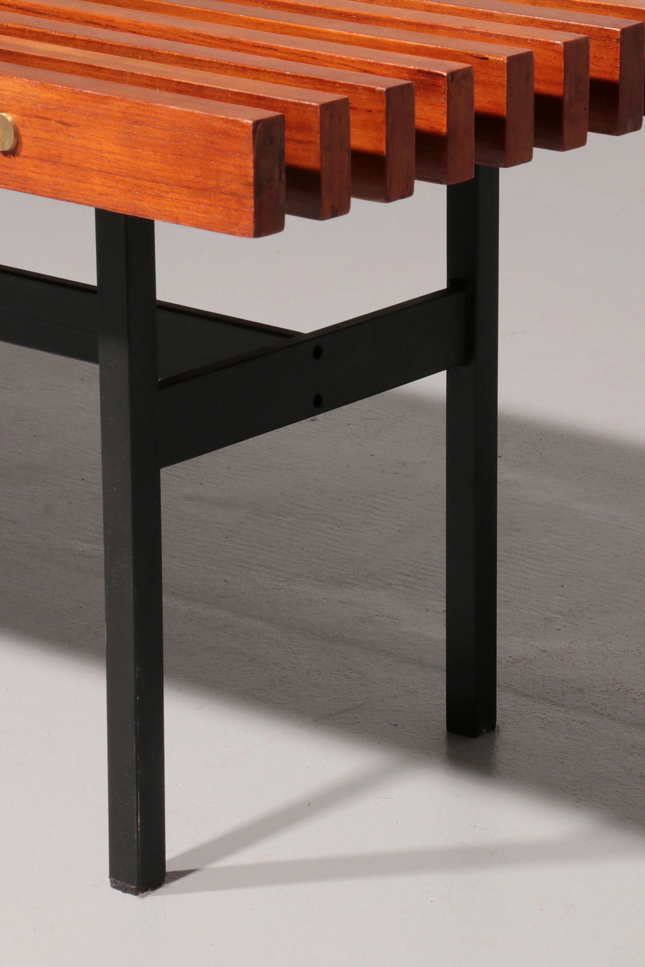 Banc en teck et métal, fabriqué en Italie, années 1970