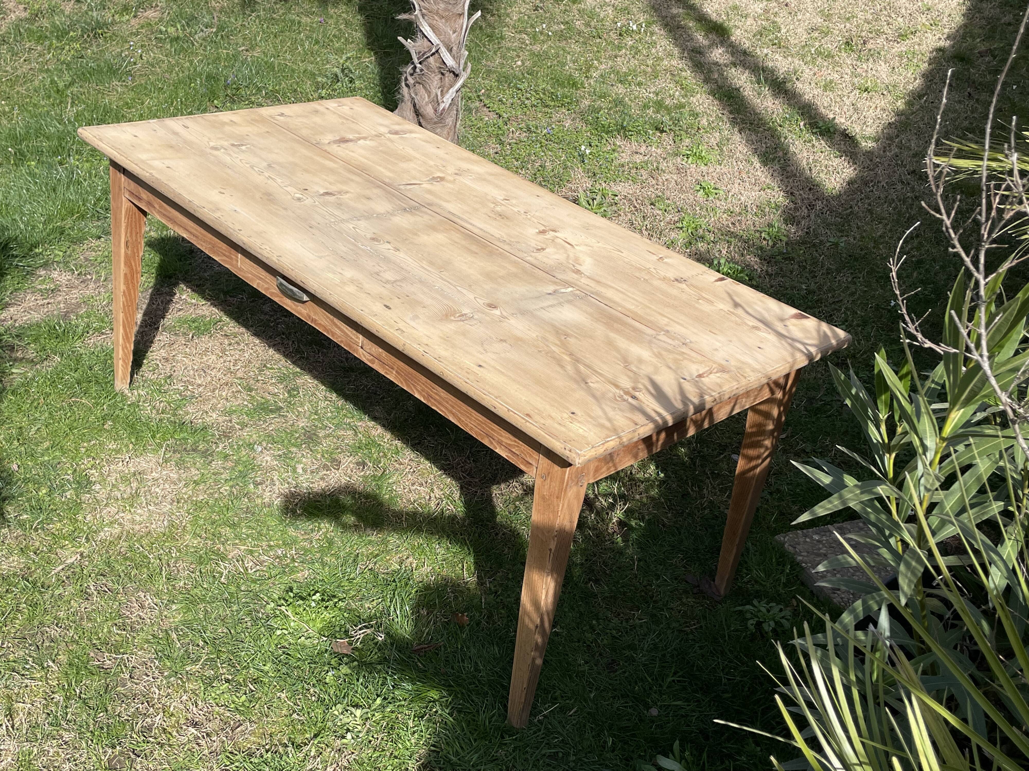 Farmhouse table with spindle legs