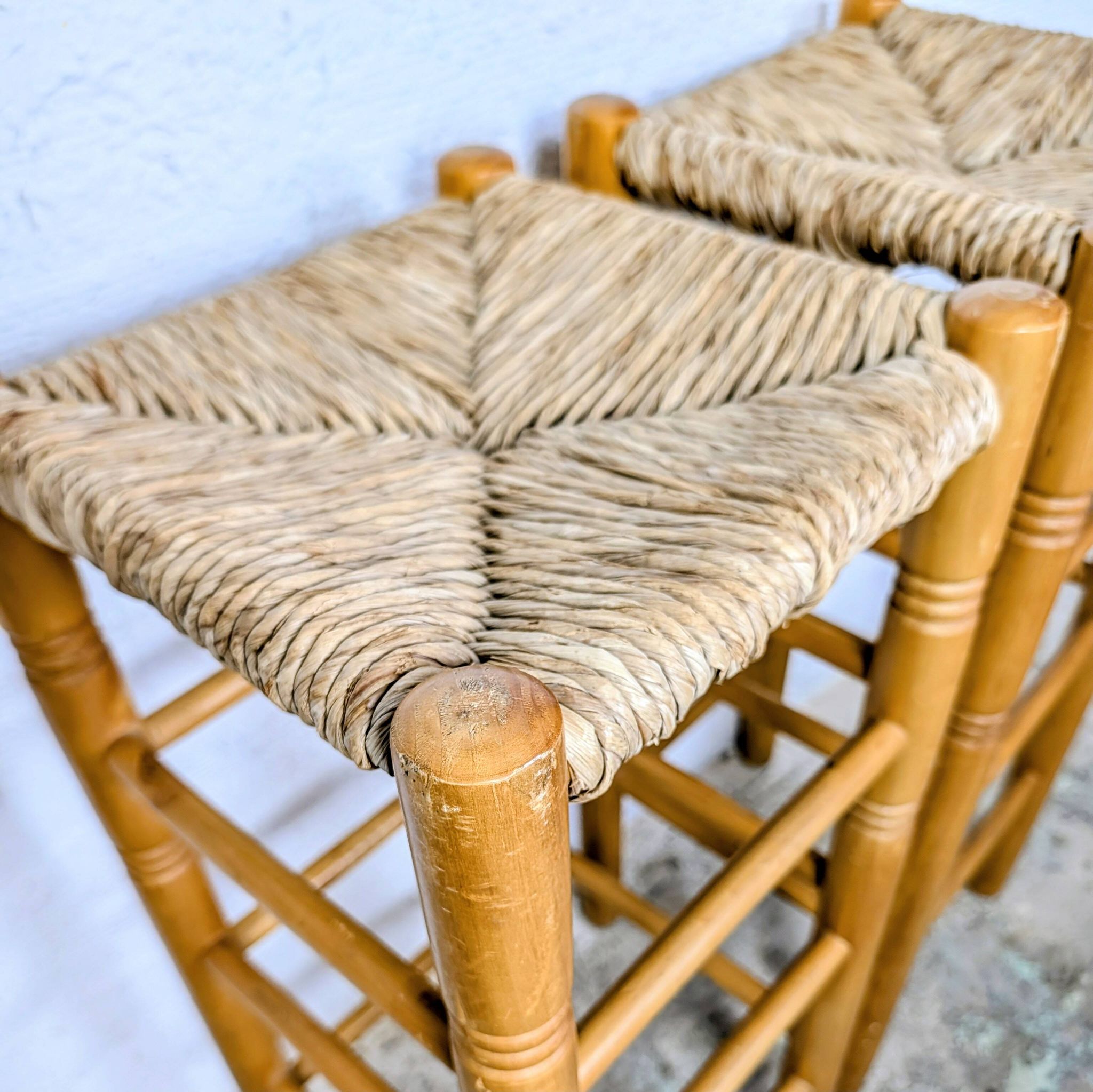 Paire de tabourets hauts en bois & paille