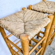 Paire de tabourets hauts en bois & paille