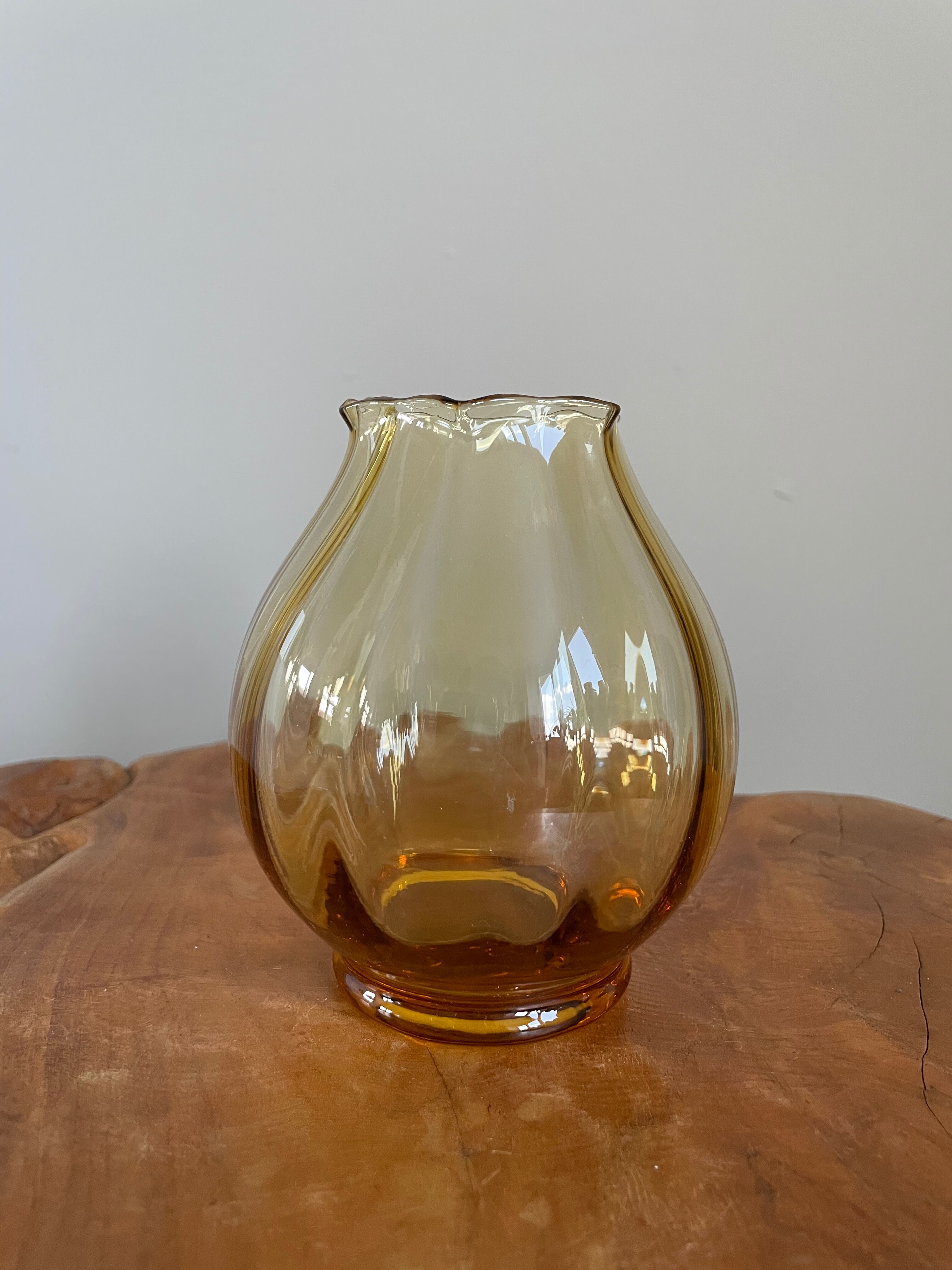 Vase en verre d’art de couleur ambre avec nervures, de collection soufflé à la main des années 1970, fabriqué en Pologne