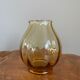 Vase en verre d’art de couleur ambre avec nervures, de collection soufflé à la main des années 1970, fabriqué en Pologne