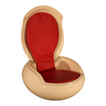 Egg chair by peter ghyczy