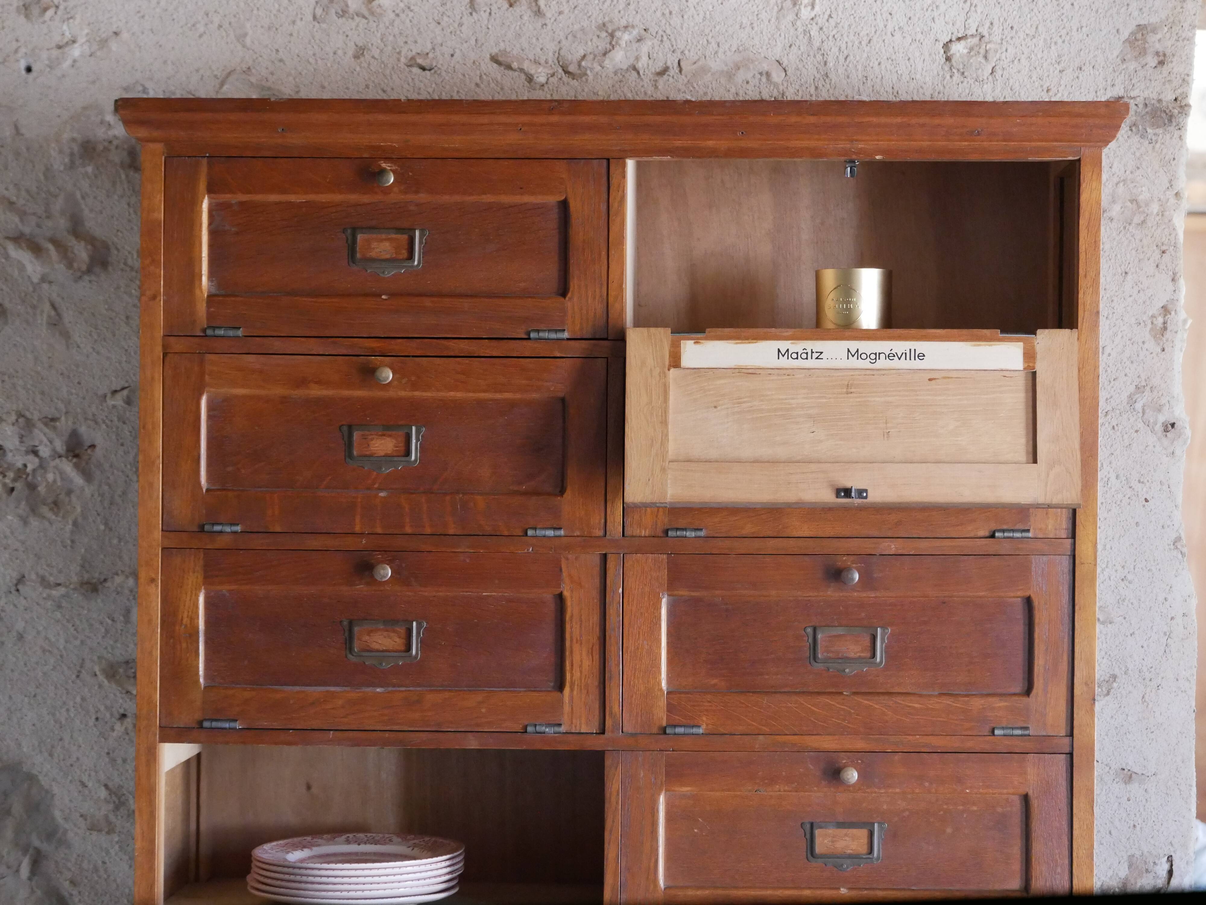 Notary's furniture with clamshells